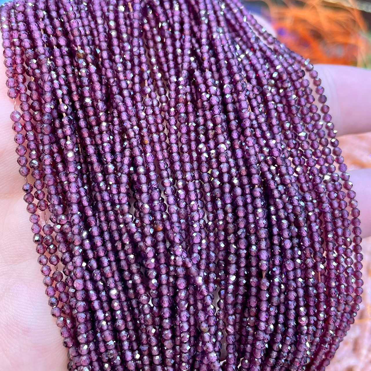 โกเมน (Garnet) 2 mm เจียเหลี่ยม เส้นยาว