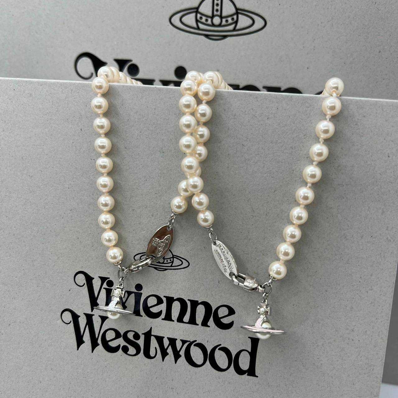 📌(ทักเชทก่อนสั่งซื้อ)   New Vivienne westwood necklace  โลโก้ สีขาว และสีชมพู  อะไหล่เงิน 