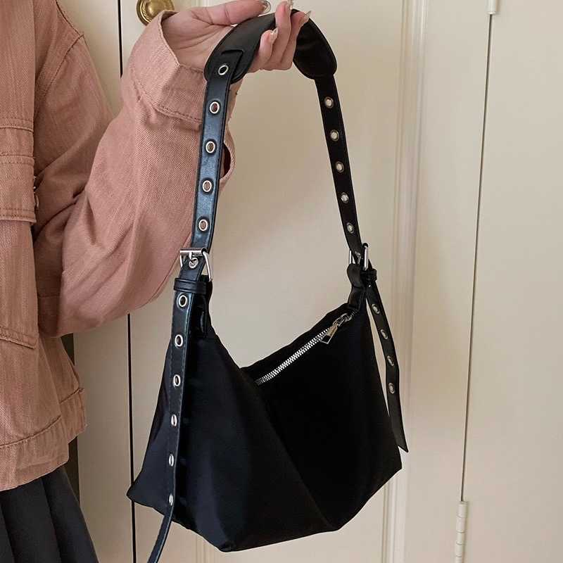 [PRE-ORDER] กระเป๋าผ้า nylon แต่งสายหนัง อะไหล่สวยทน Crossbody สะพายข้างได้ | QB133