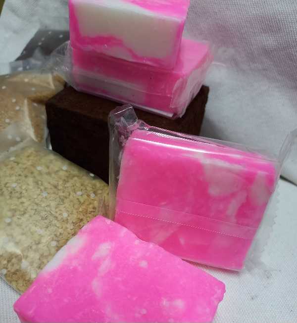 สบู่กลูต้า กลูต้าไวท์เพียว ผสมAHA เข้มข้นและน้ำมันมะพร้าวสกัดเย็น100% ระเบิดขี้ไคล