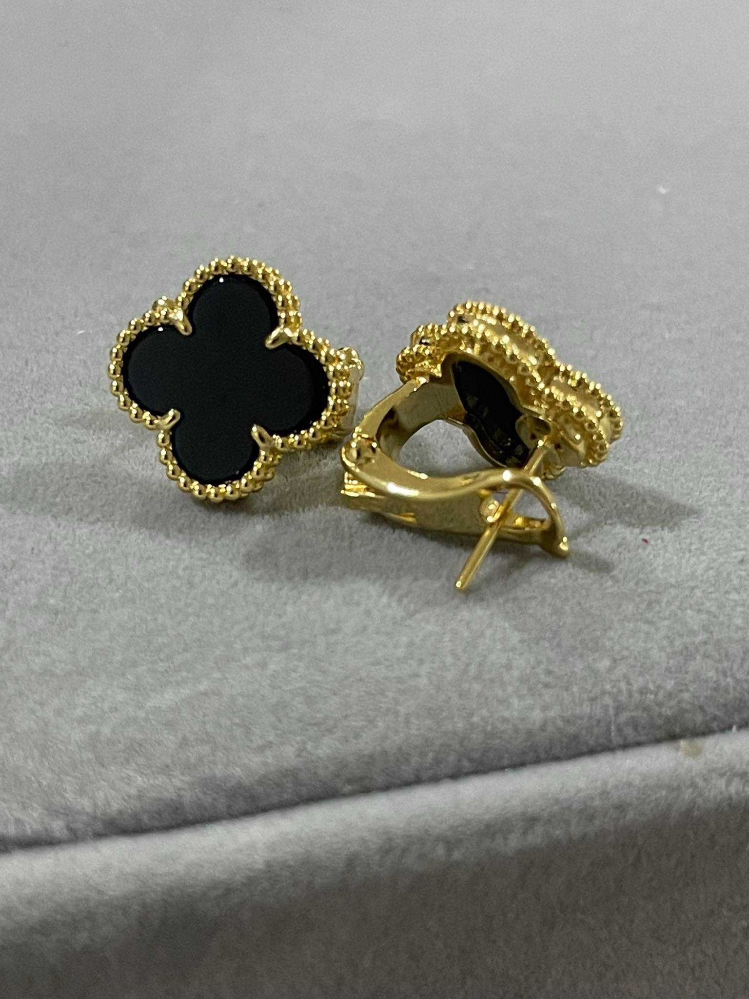 ต่างหู Black flower 15mm
