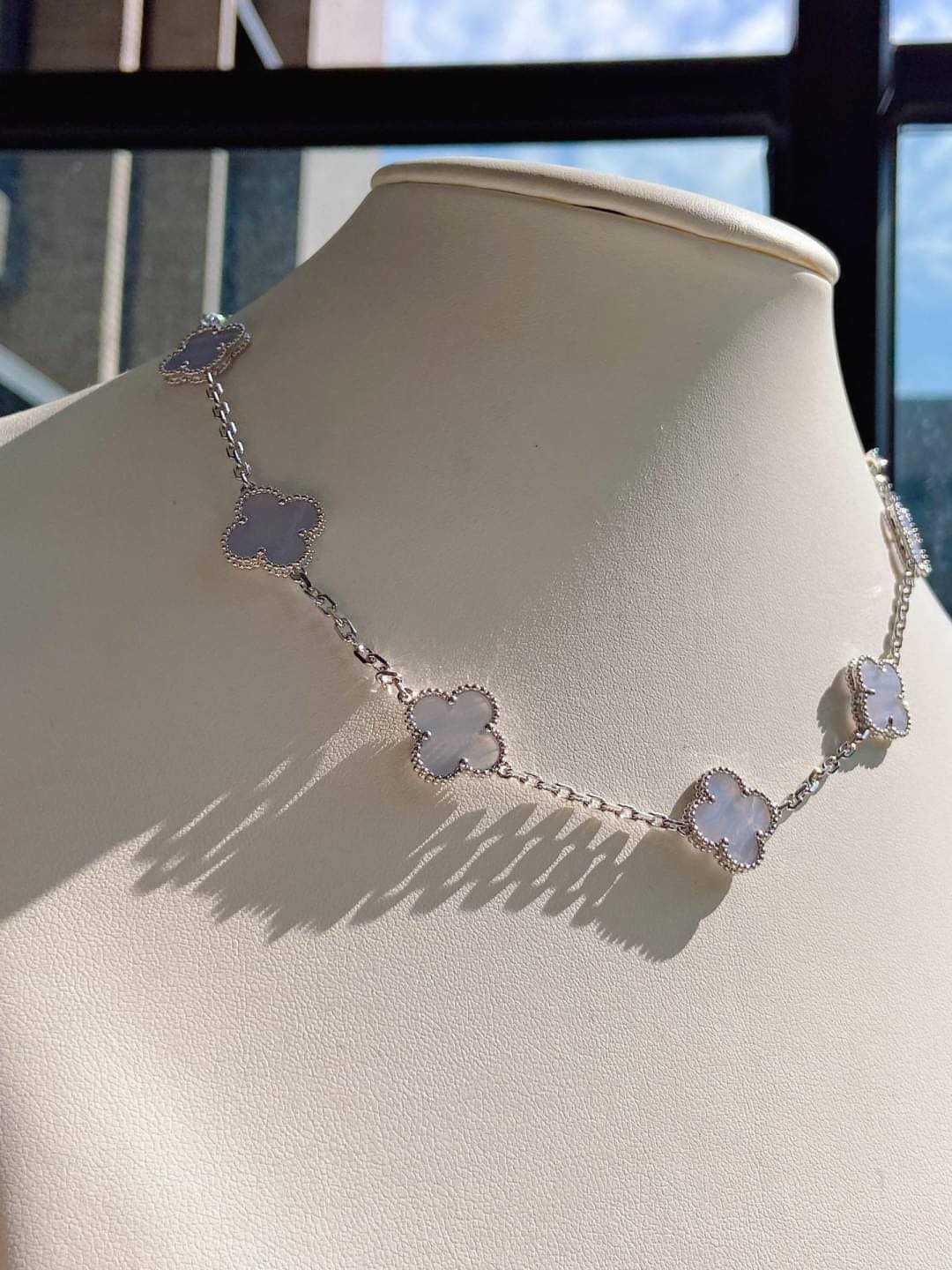 Chalcedony necklace in 16 inches
