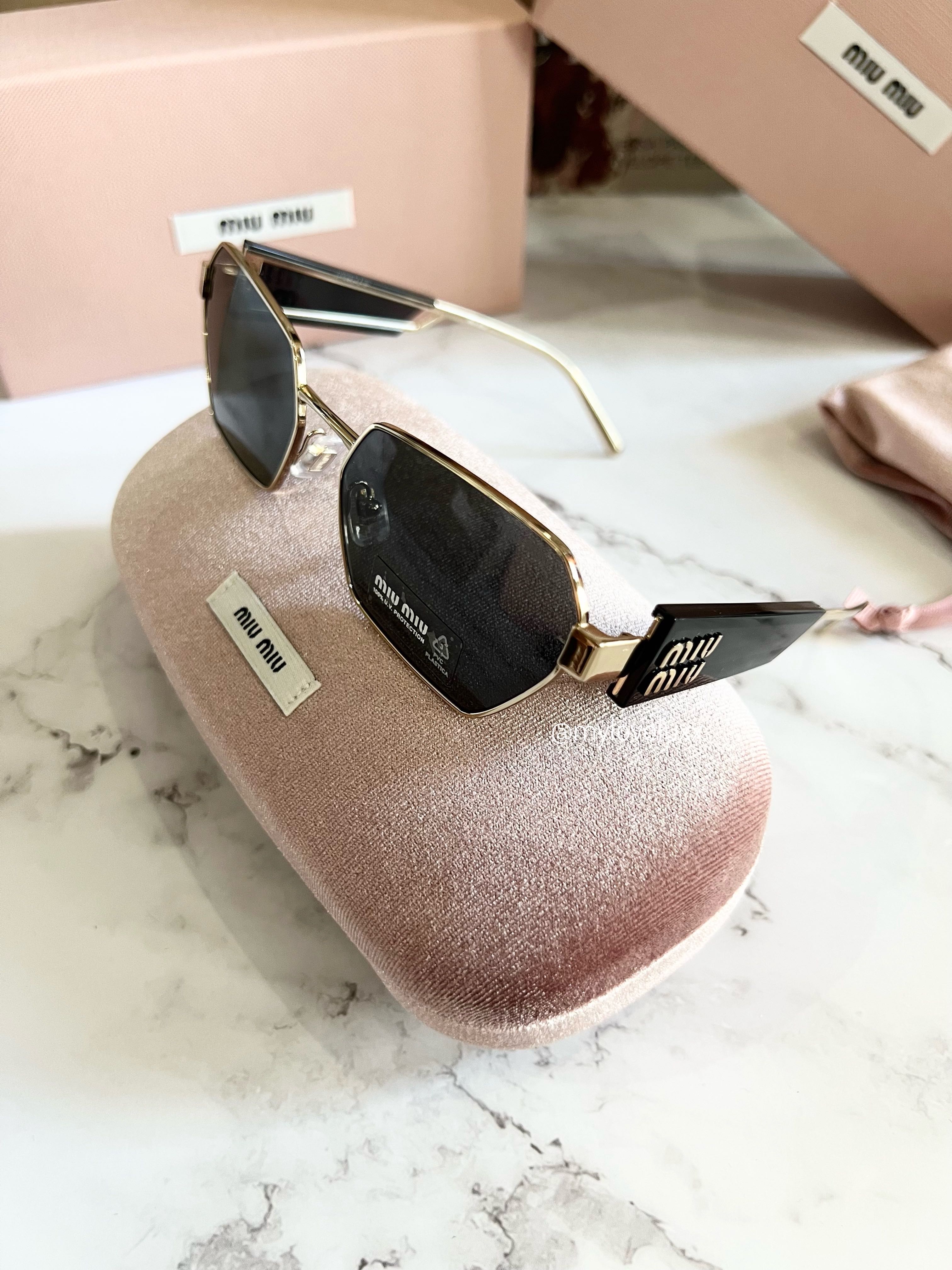 แว่นตากันแดด Miu Miu 