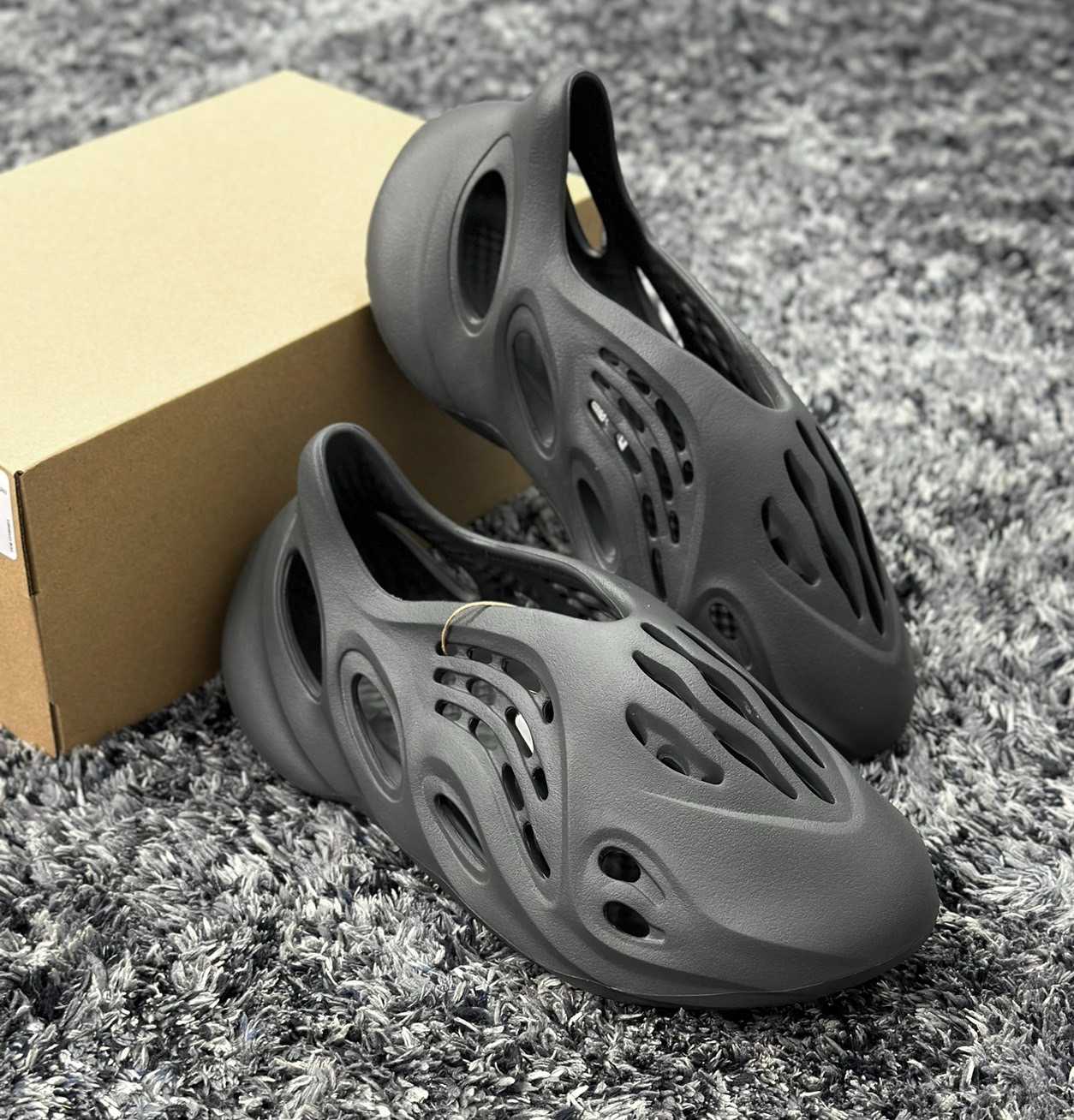 Yeezy Foam Runner Carbon   📌(ทักเชทก่อนสั่งซื้อ) 