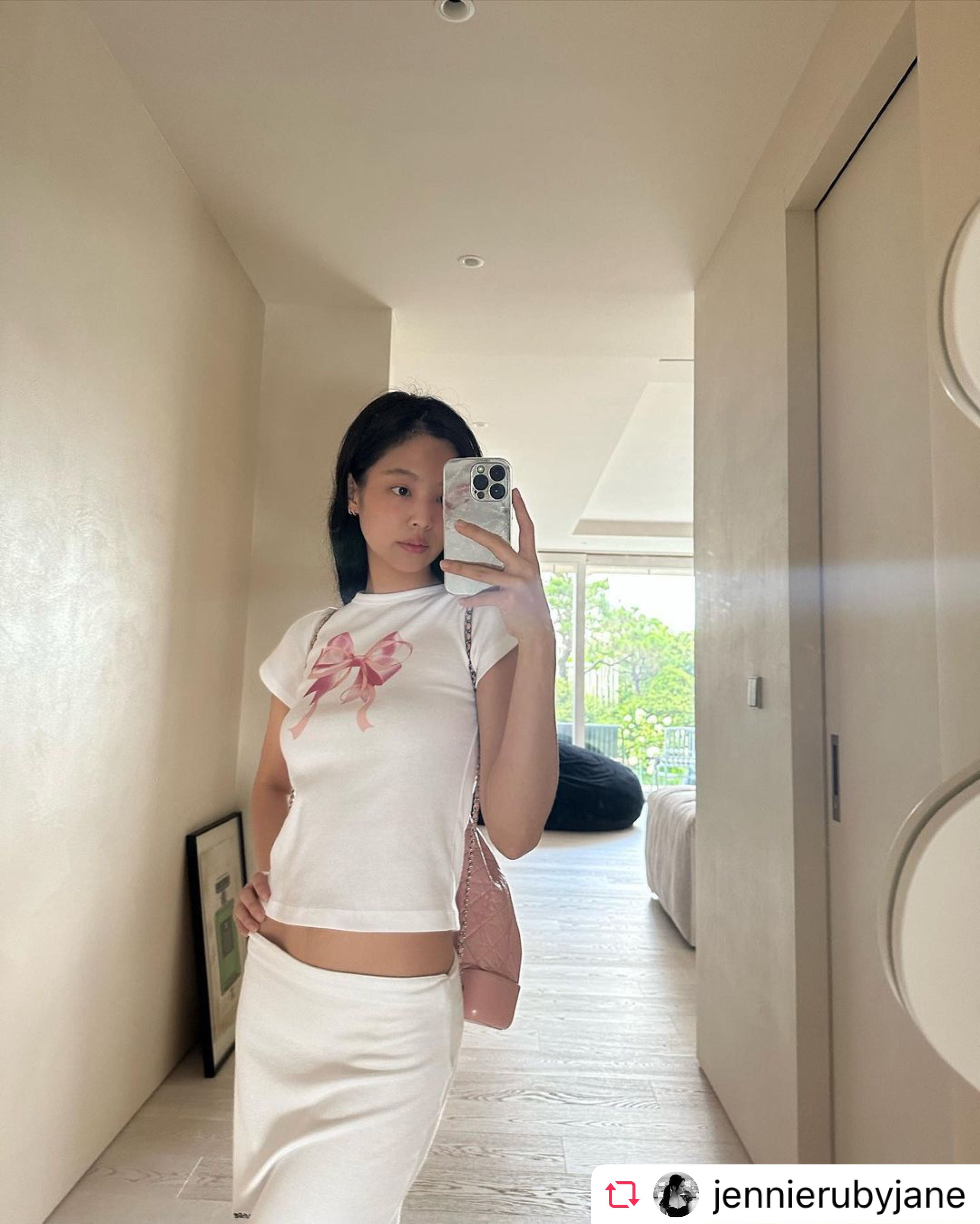 (พรีออเดอร์) DOUBLE RIBBON SLIM CROP TEE (แบบพส.เจนนี่แบล็คพิ้ง🩷🎀)