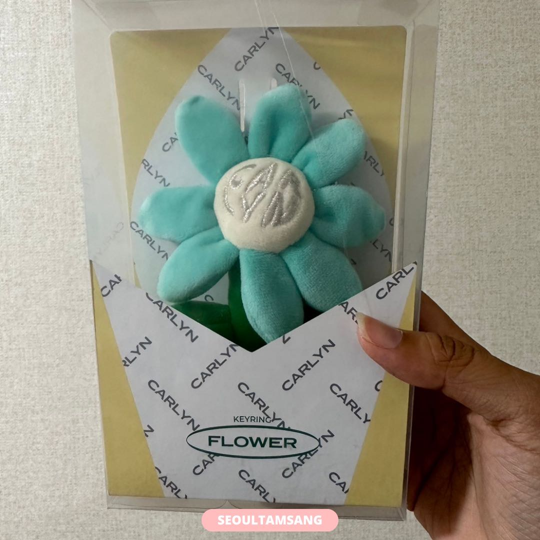 (พร้อมส่ง) พวงกุญแจ Carlyn Flower Plush Keyring - Blue