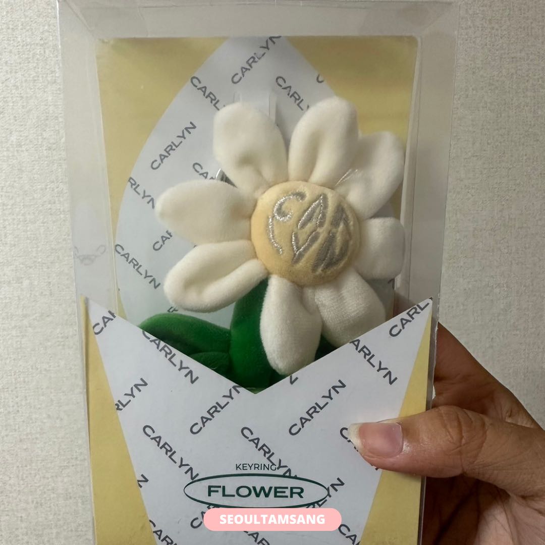 (พร้อมส่ง) พวงกุญแจ Carlyn Flower Plush Keyring - White/Beige