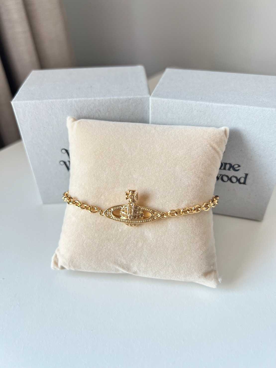 New Vivienne MAN MINI BAS RELIEF CHAIN BRACELET  📌(ทักเชทก่อนสั่งซื้อ)