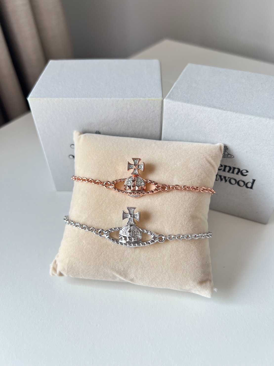 📌(ทักเชทก่อนสั่งซื้อ) New ข้อมือ​ Vivienne westwood  Bracelet 