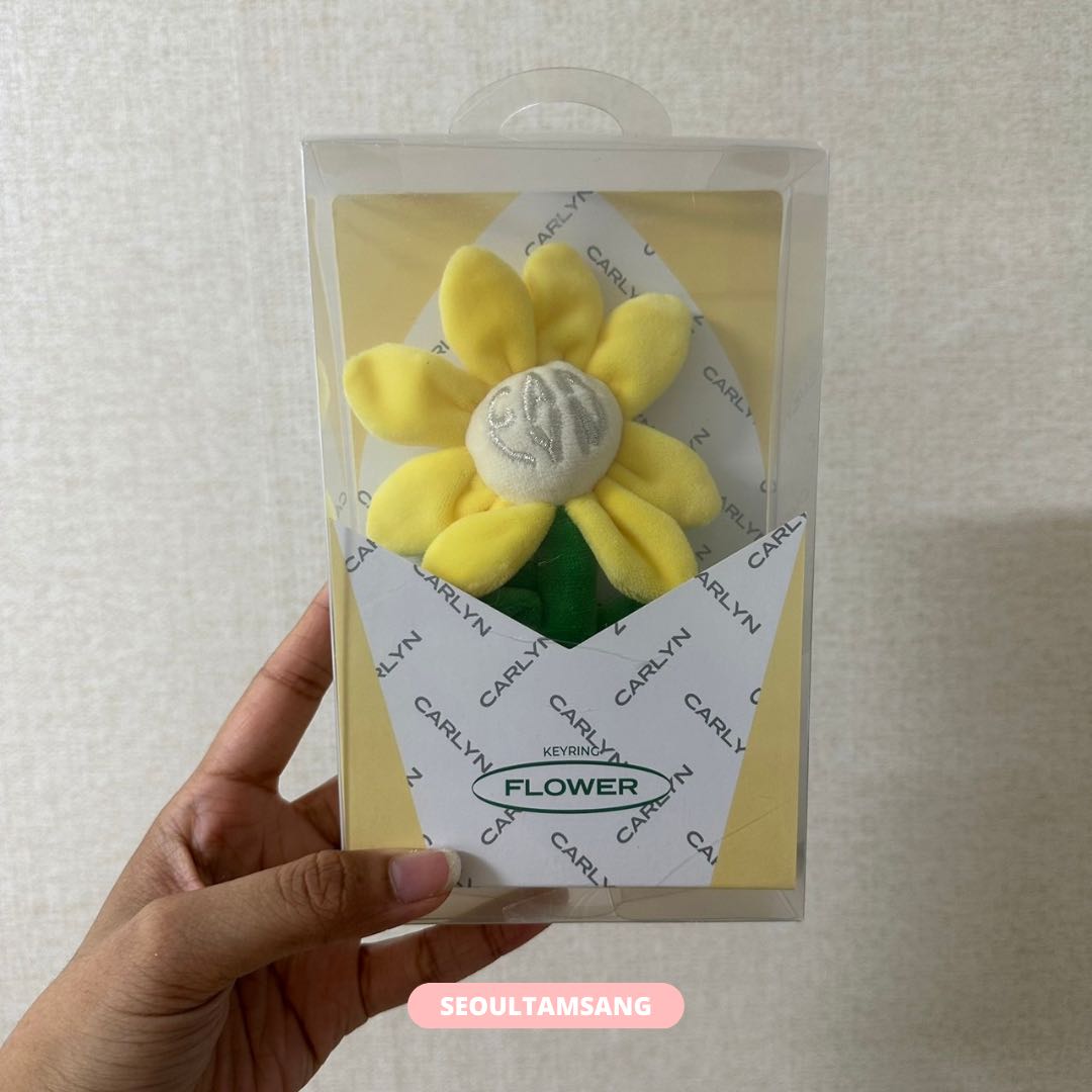 (พร้อมส่ง) พวงกุญแจ Carlyn Flower Plush Keyring - Yellow