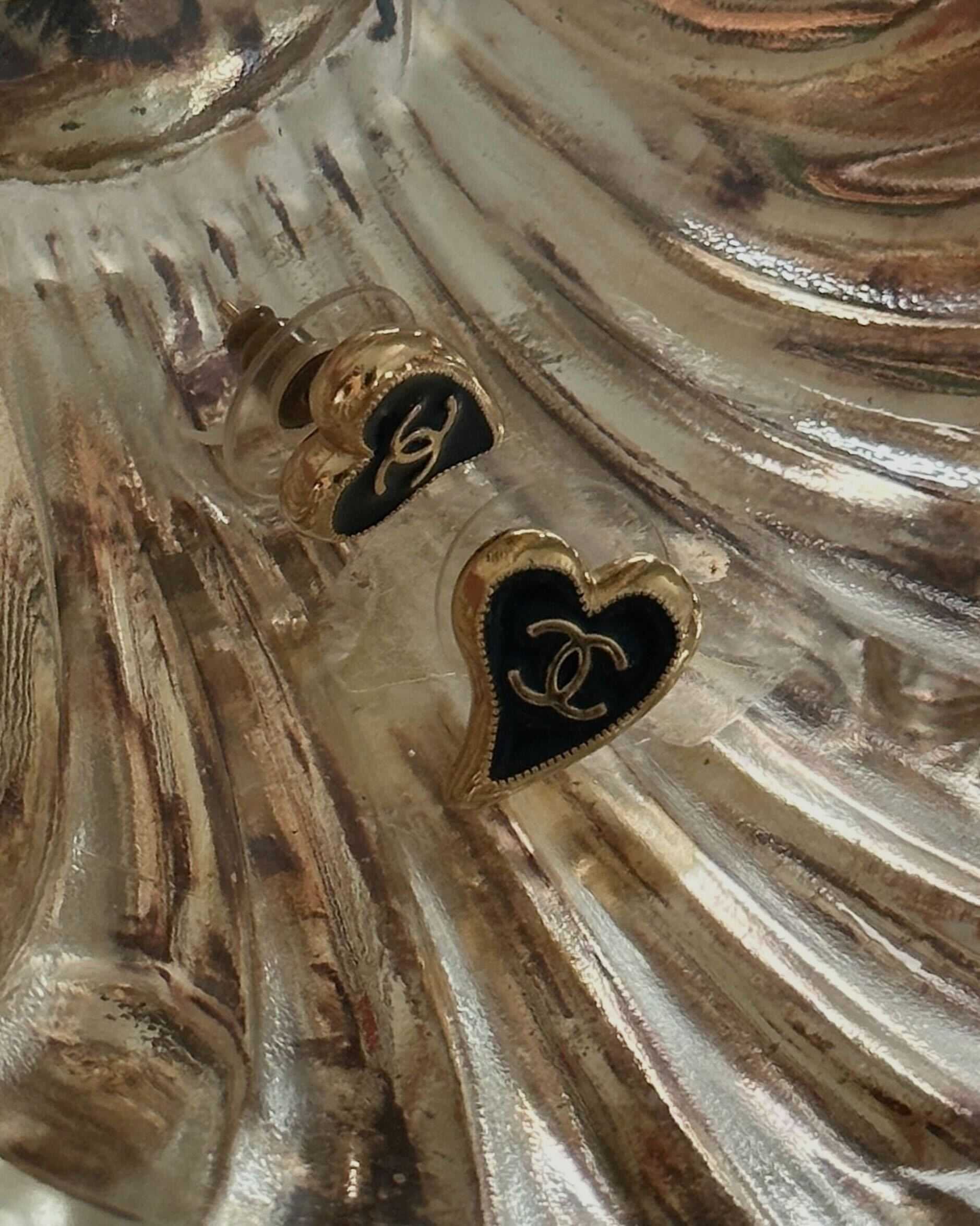 CHANEL SS 2022 heart metal gold & black earring