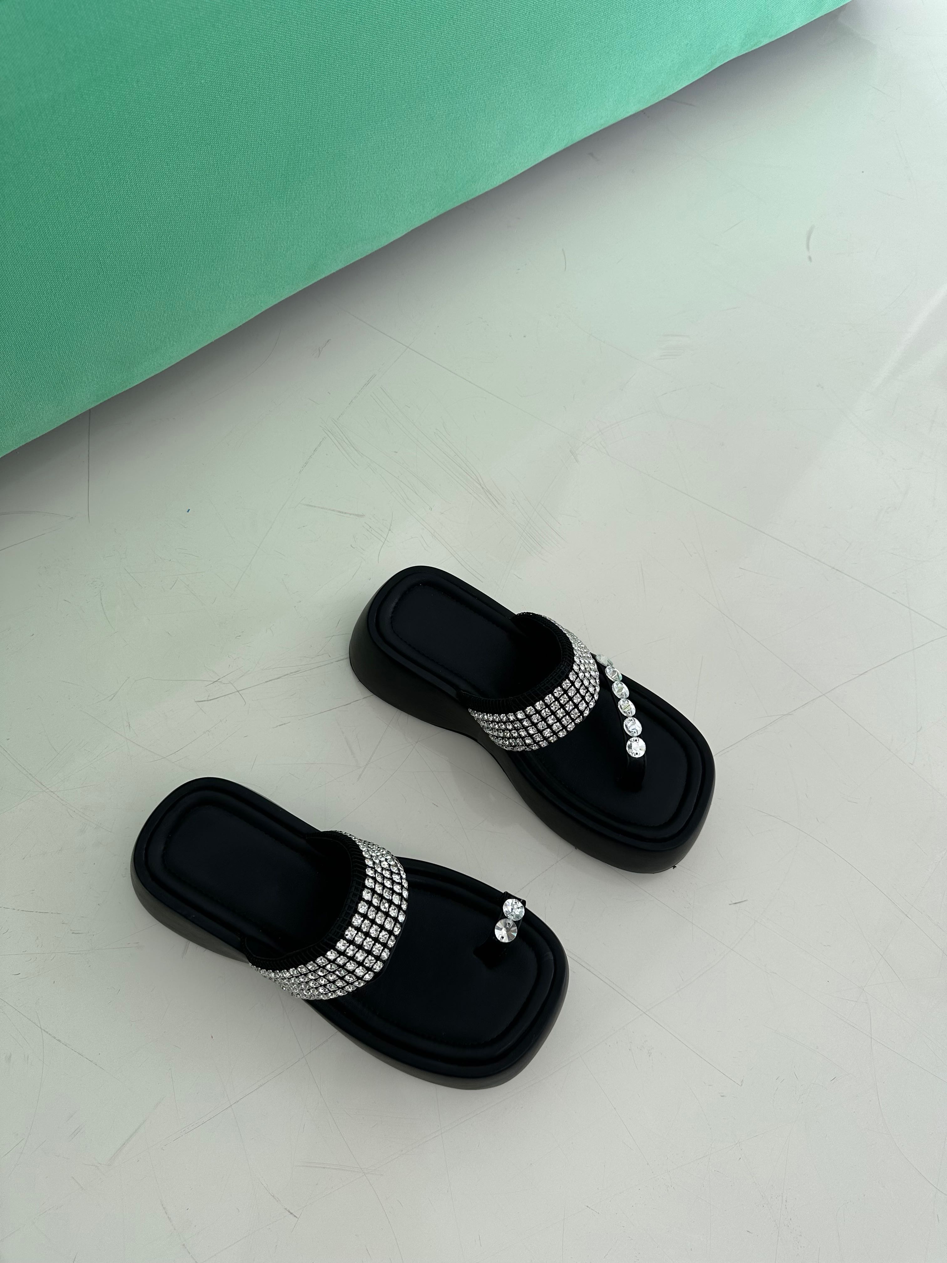 รองเท้าเสริมส้น แต่งเพชร สายคาด ใส่สบาย 
