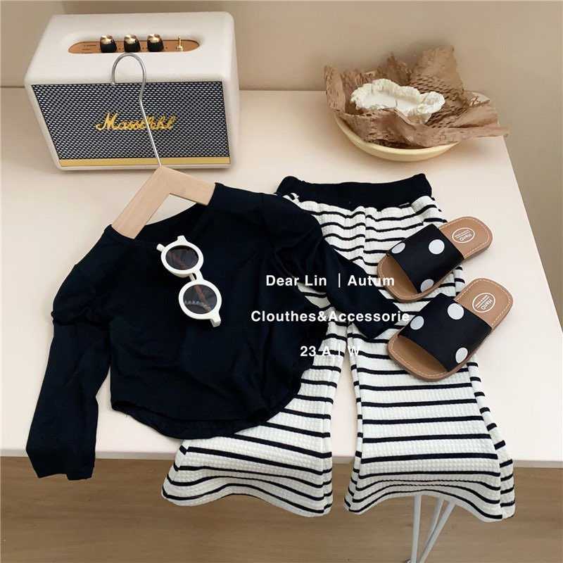 KR92 ชุดเซ็ทเสื้อแขนยาวสีดำ กางเกงผ้าล่องลายทาง