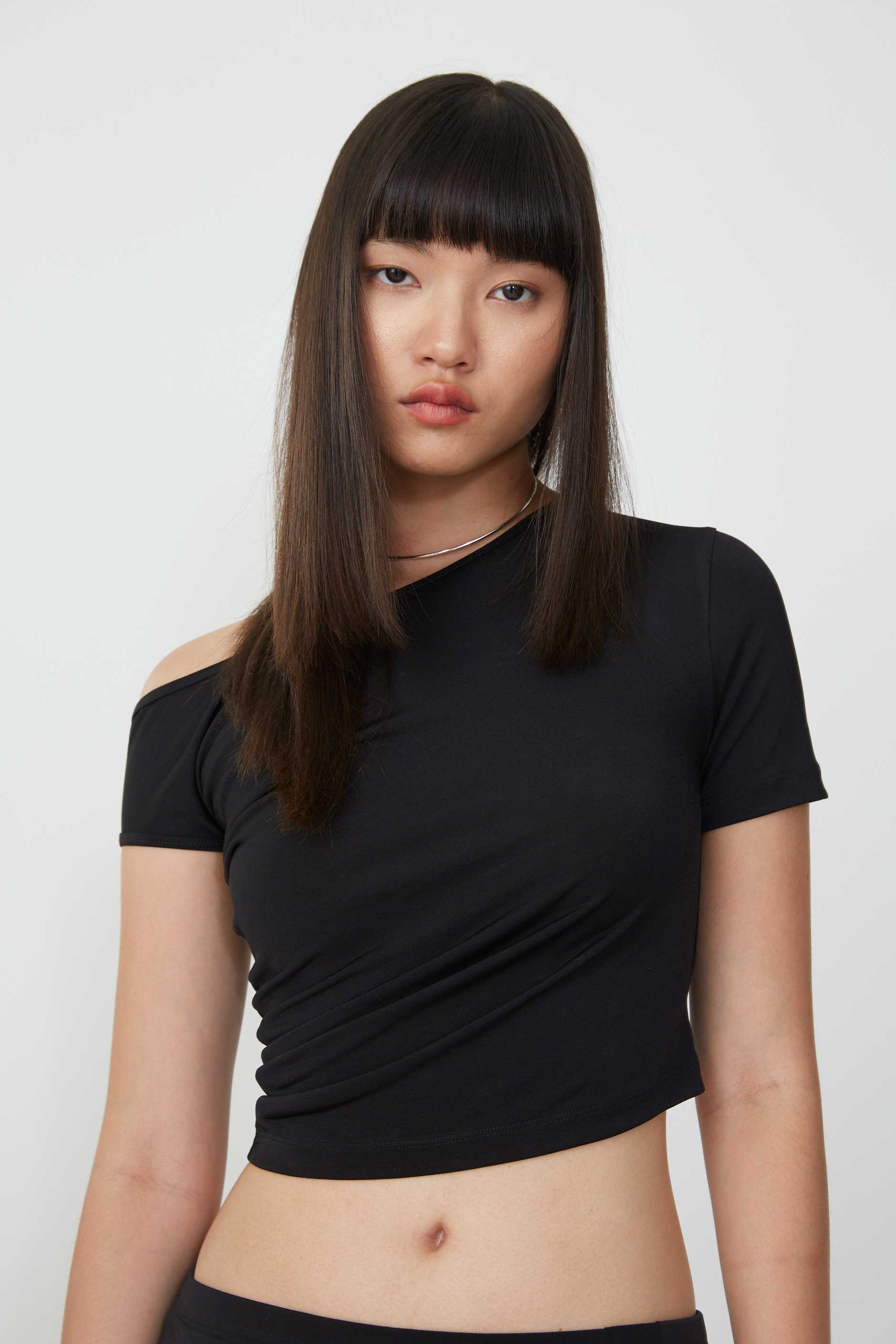 Asymmetric crop t-shirt (Black)