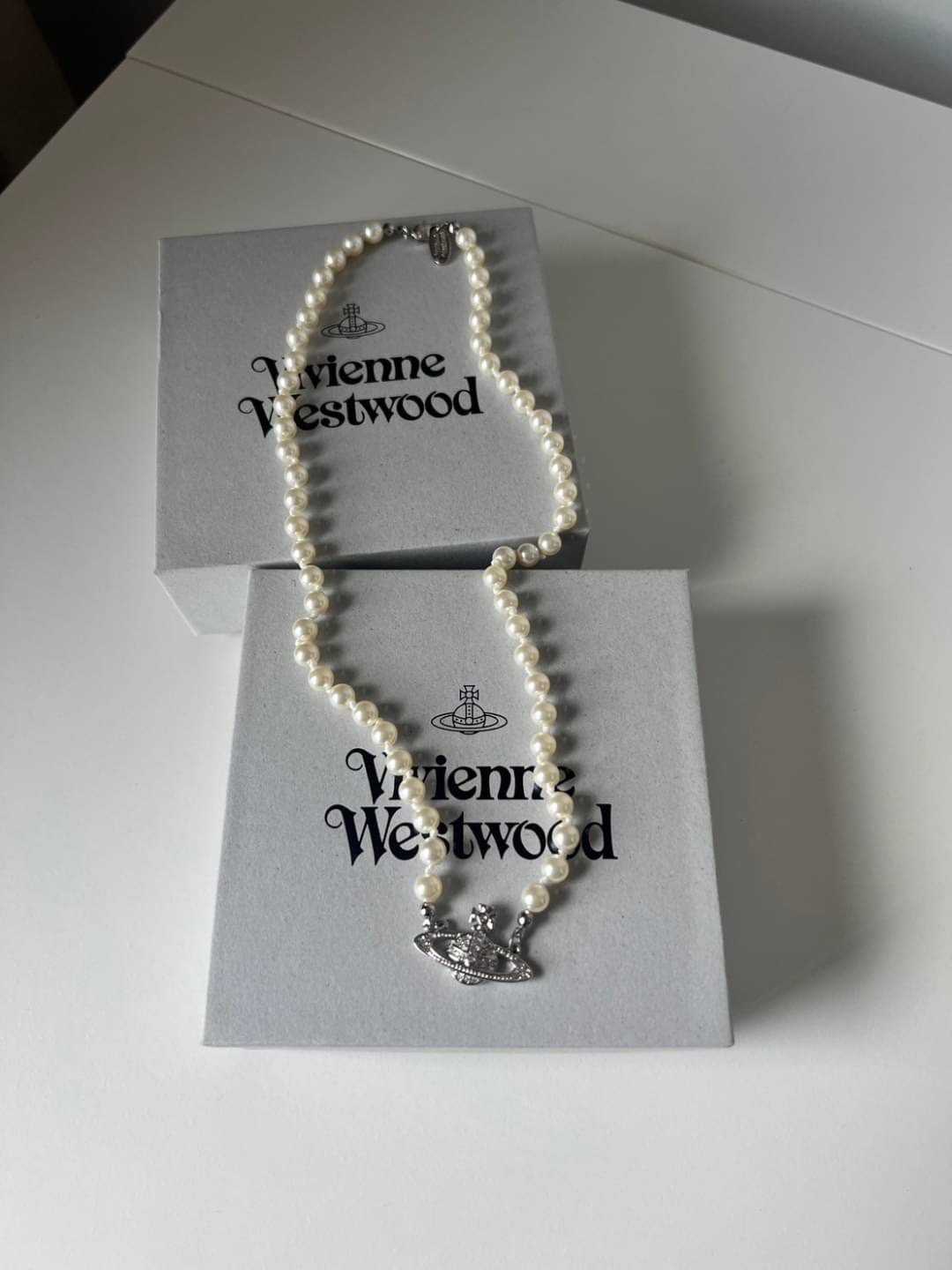  📌(ทักเชทก่อนสั่งซื้อ)      New VIVIENNE WESTWOOD MINI BAS RELIEF PEARL NECKLACE​  สีเงิน ยาว 50 cm