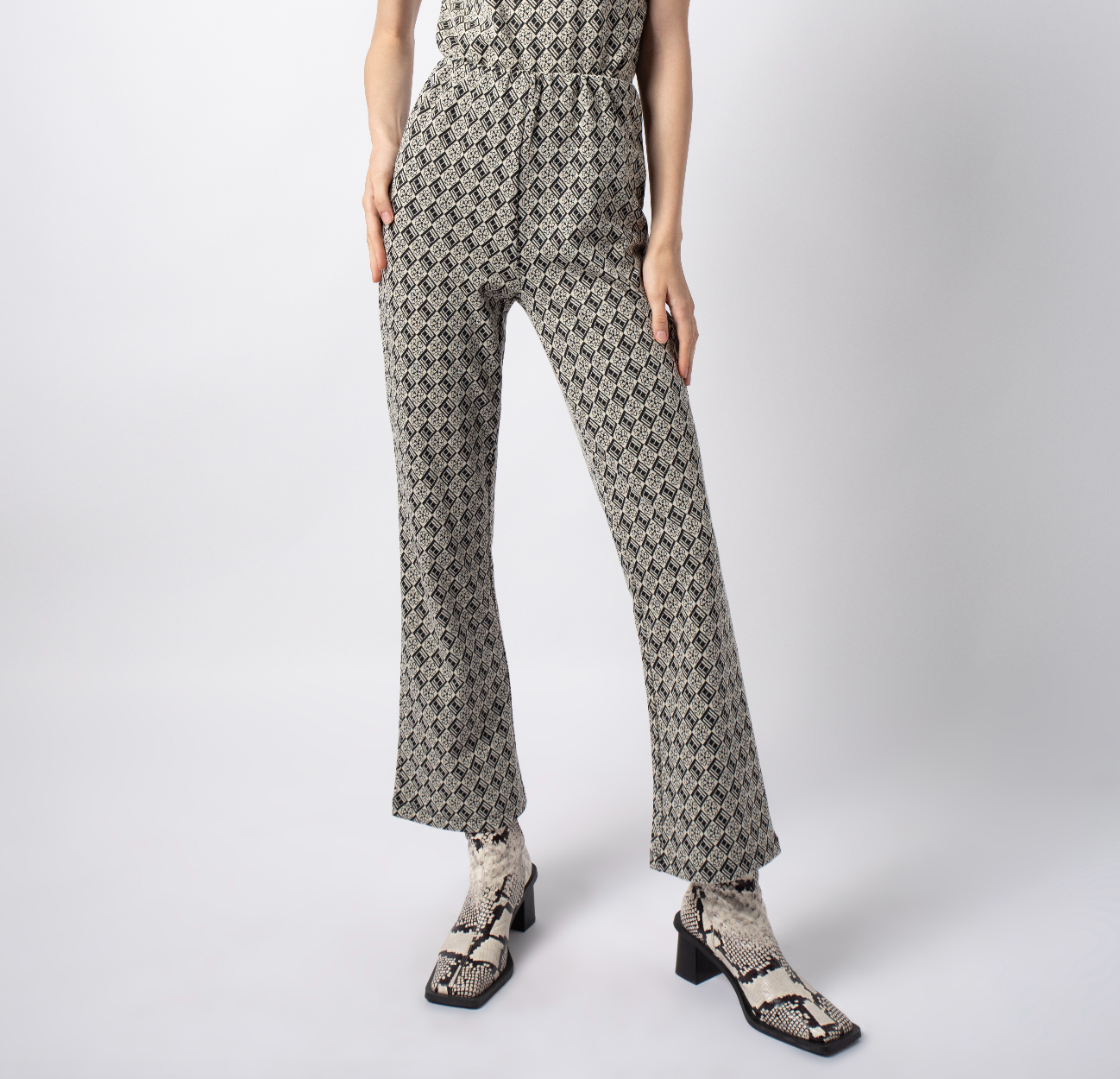 กางเกงทรงแฟลร์ลายโมโนแกรม | Fit and Flare Monogram Trousers | 06228