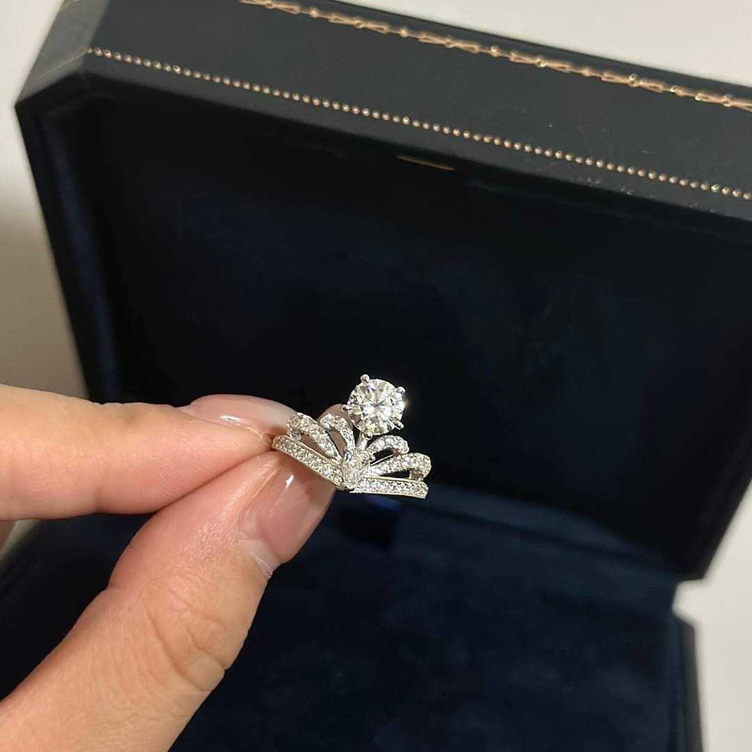 Crown diamond ring