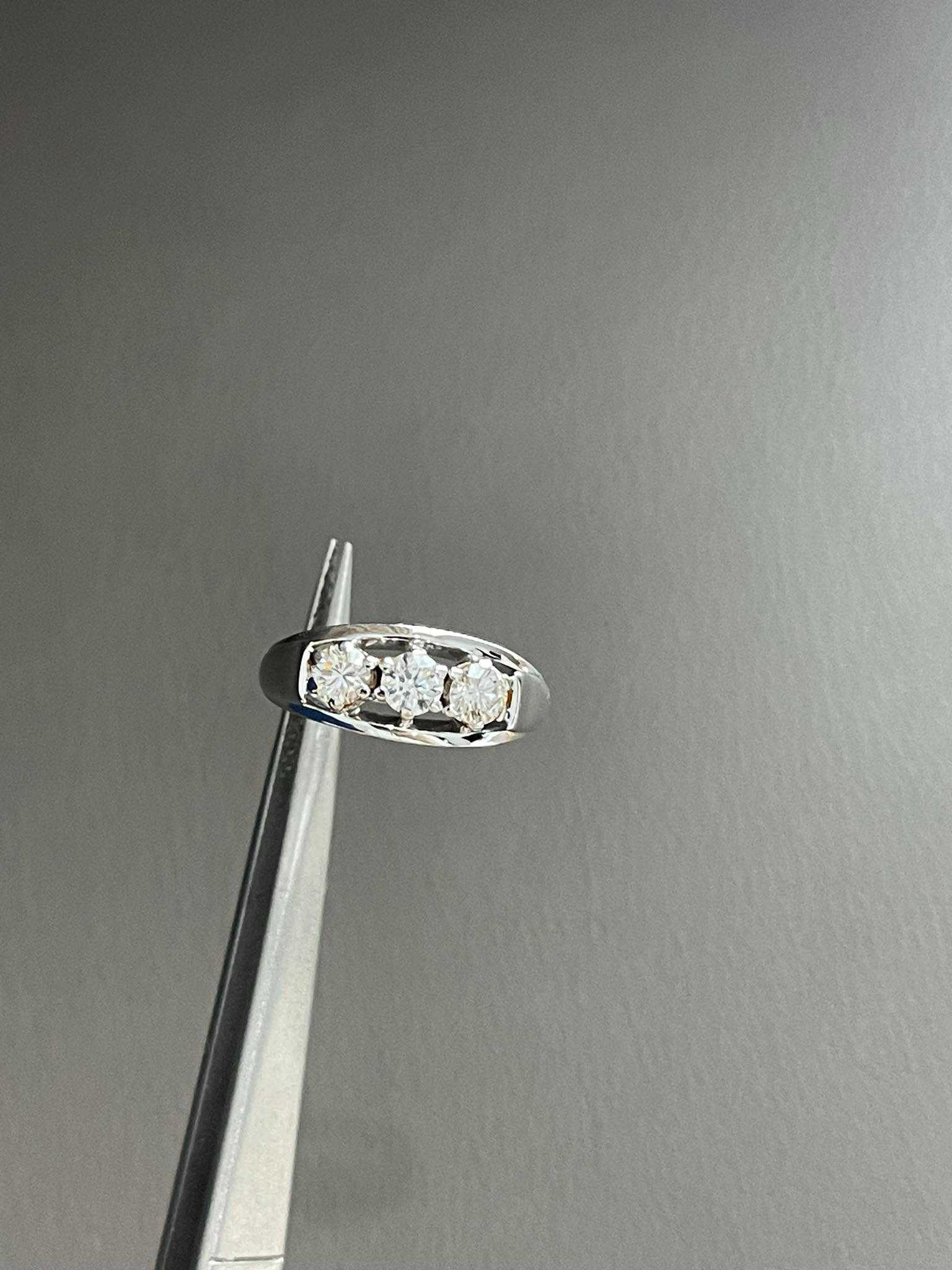 4mm three diamond ring