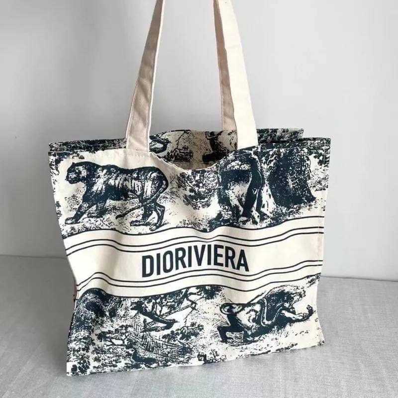  Dior iviera Canvas Bag สุดเกร๋ ฮิตมากตอนนี้ ของแท้  ฝั่ง Beauty ตัองซื้อครบยอด  Size  41x34 x 14 CM