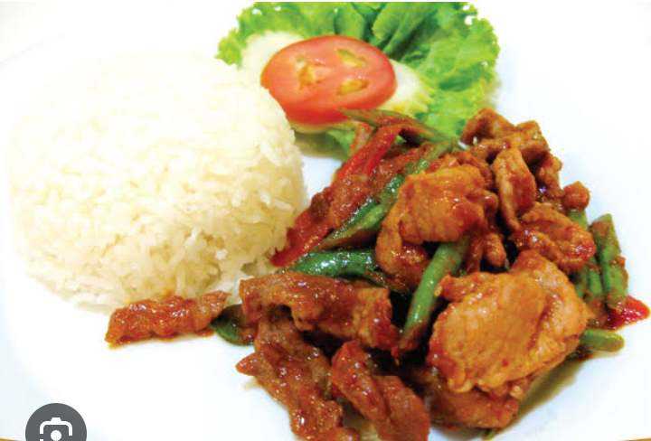 ข้าวราดผัดพริกแกง ร้านสะพานคู่รัก