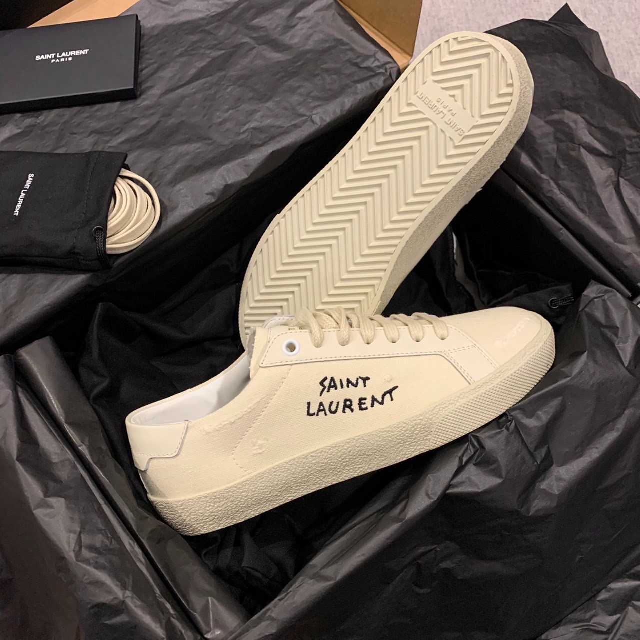 (📌 ทักแชทก่อนสั่งซื้อน้า)     YSL Sneaker   Saint SLP 06 Canvas สีครีม สัสดุผ้าใบทำเป็นขาดๆเซอร์ๆ