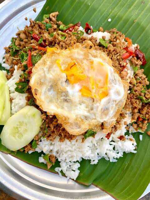 กะเพราถาด ร้าน กะเพราถาด น้องกุ๊ก