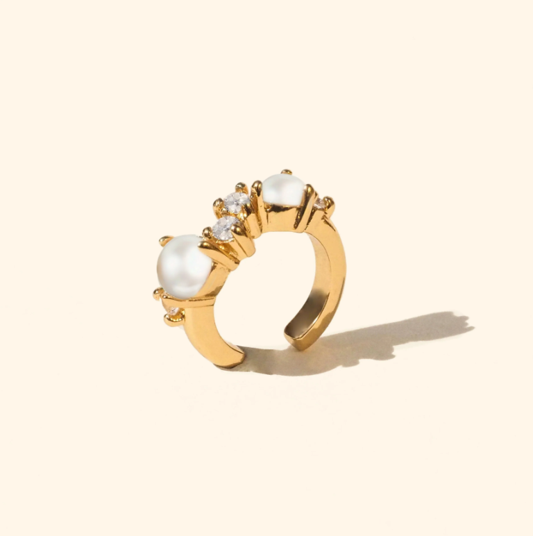 ต่างหูหนีบมุกคริสตัล (Classic Pearl With Crystal Ear Cuff)