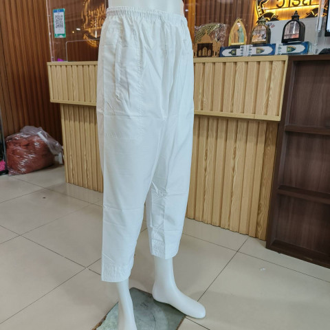 กางเกงขายาวสีขาว ทรงปากี เอวยางยืด เป็นรุ่นที่เหมาะกับผู้ชายตัวเล็ก ใส่สบายแบรนด์นำเข้า AE23