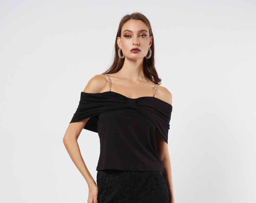 เสื้อโบว์สายเดี่ยวโซ่เปิดไหล่ สีดำ | Off-Shoulder Bow Camisole with Chain Straps | 06271