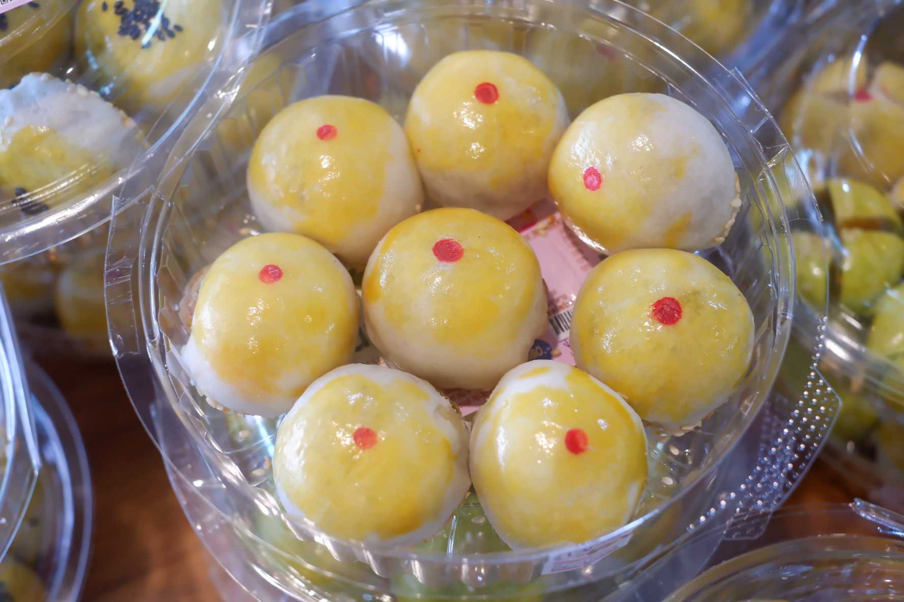 ขนมเปี๊ยะไส้ถั่วแดงไข่เค็ม
