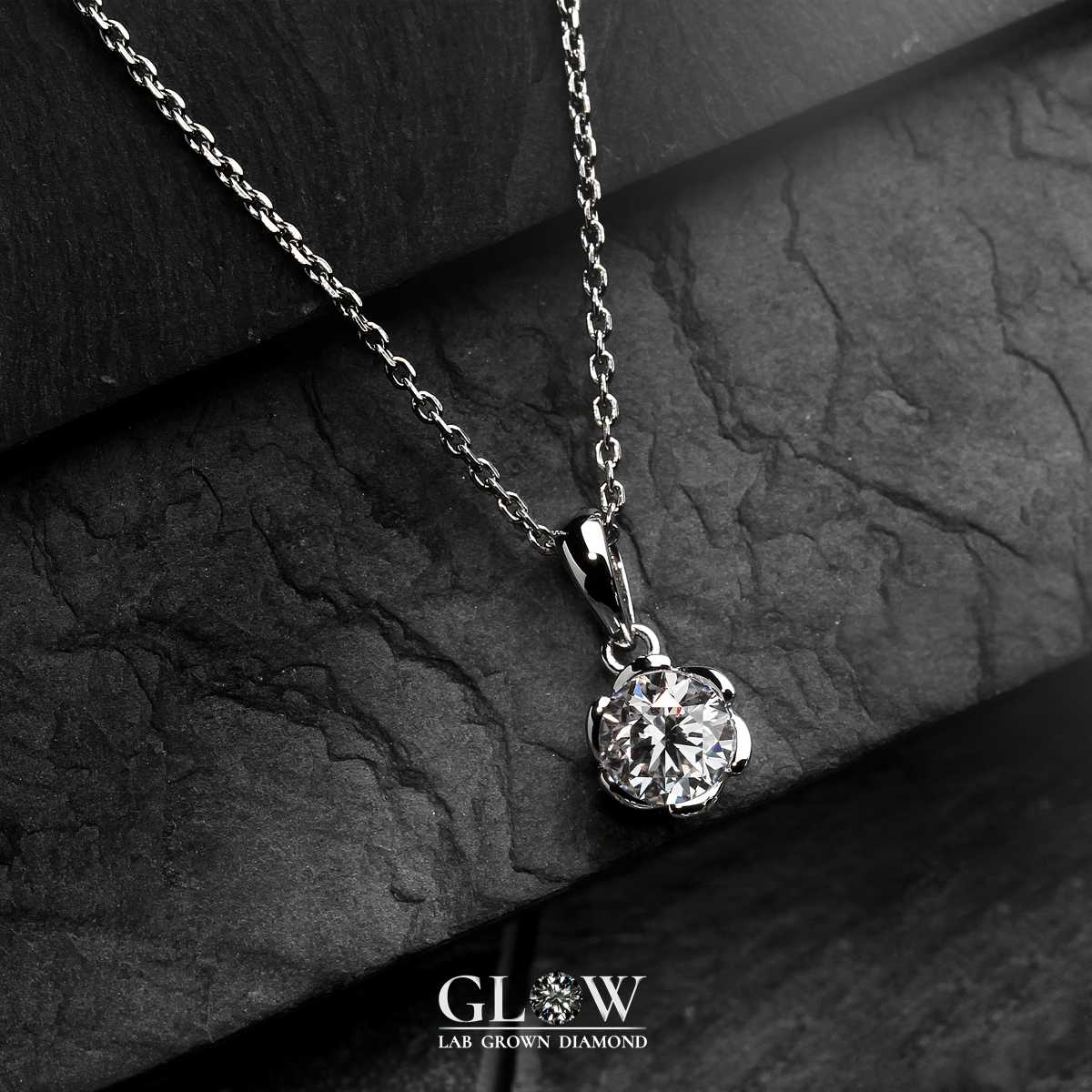 Glow Diamond จี้ทองคำขาว 14 เค ประดับด้วยเพชร Lab Grown Diamond