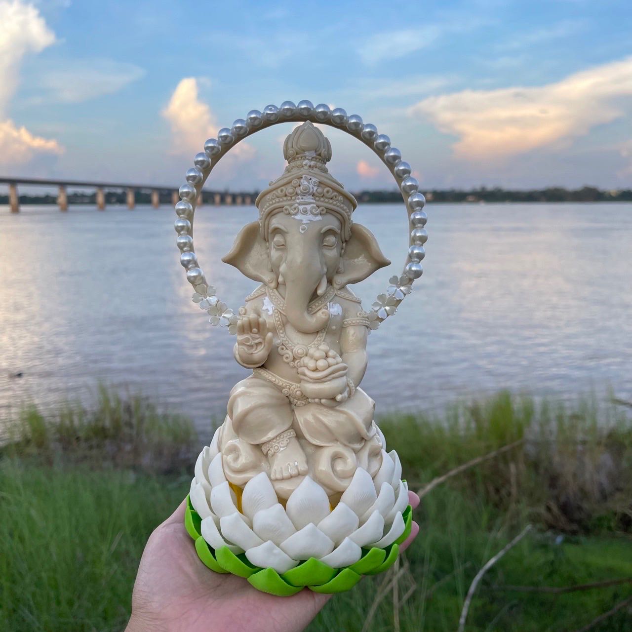 พระพิฆเนศ พร้อมฐานบัวขาว