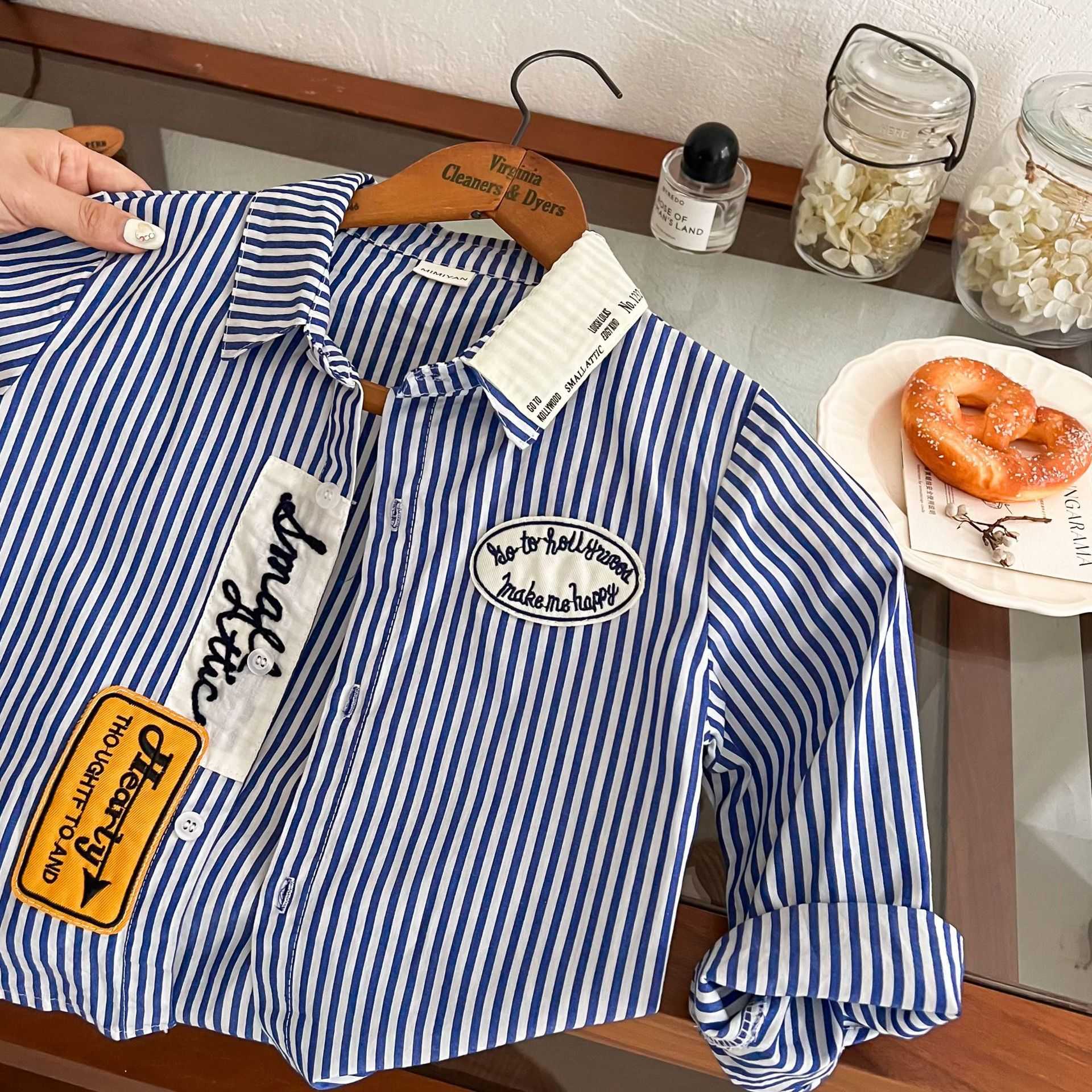 เสื้อเชิ้ตแขนยาวสีน้ำเงินลายทาง