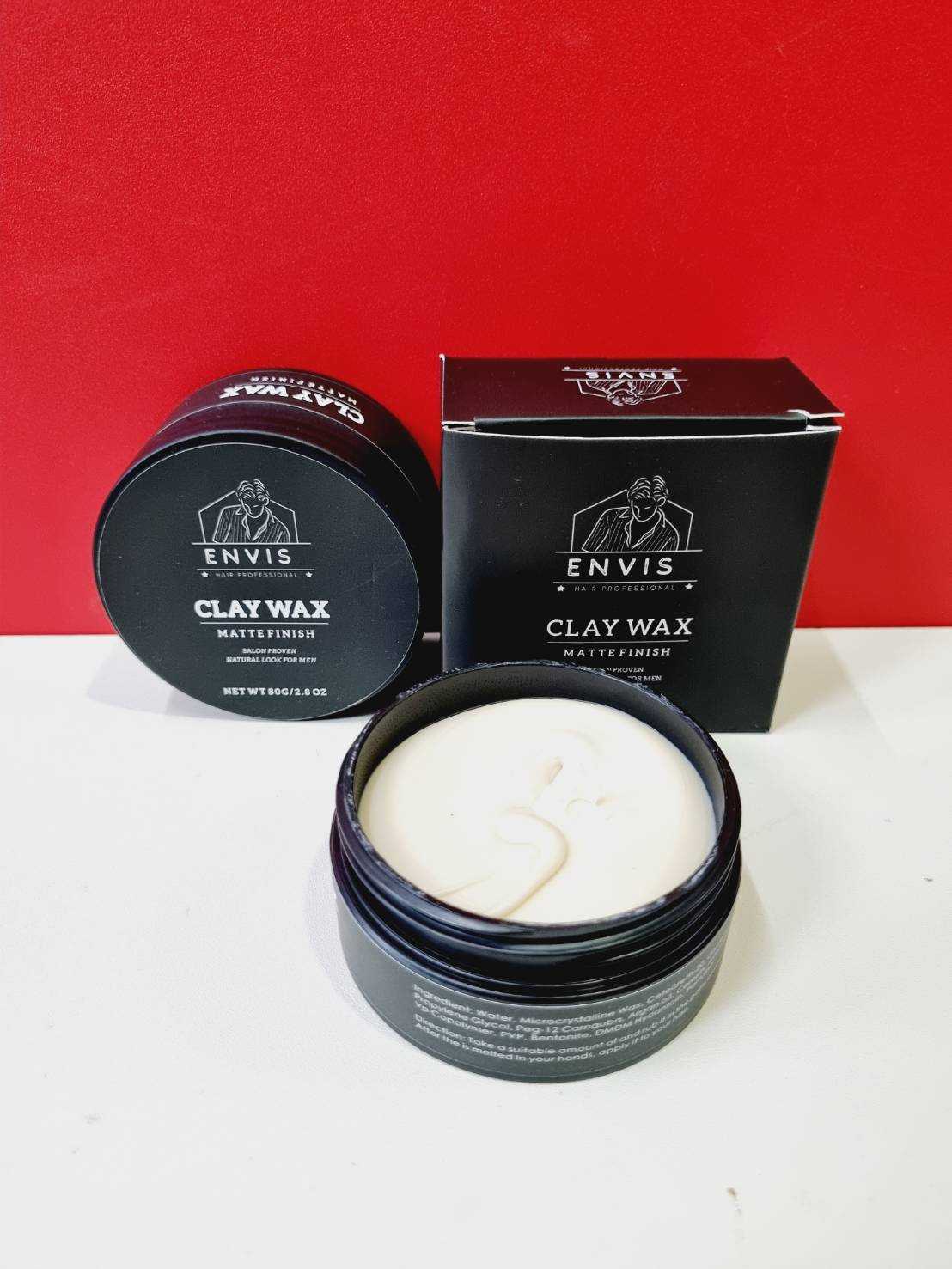 Envis Clay Wax เป็นโพเมดที่เพิ่มส่วนผสมของเคลย์(โคลนภูเขาไฟ) ช่วยทำให้ผมดูหนาและมีน้ำหนัก