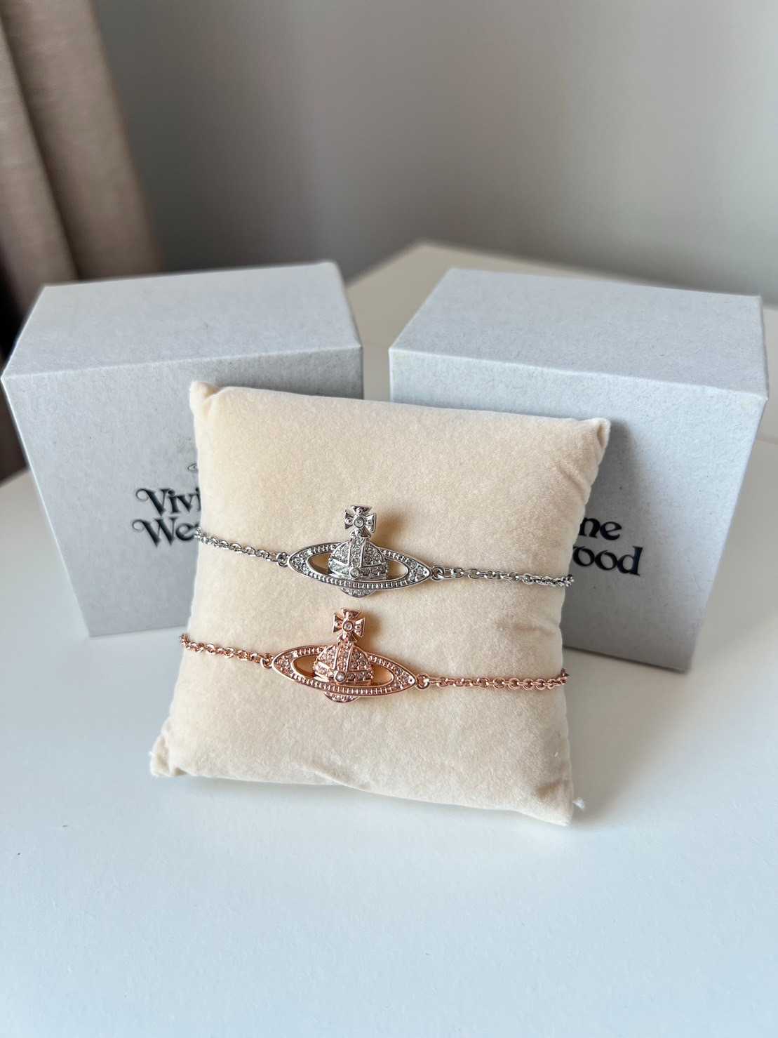 New Vivienne Westwood mini Bas Relief bracelet  📌(ทักเชทก่อนสั่งซื้อ)​ 