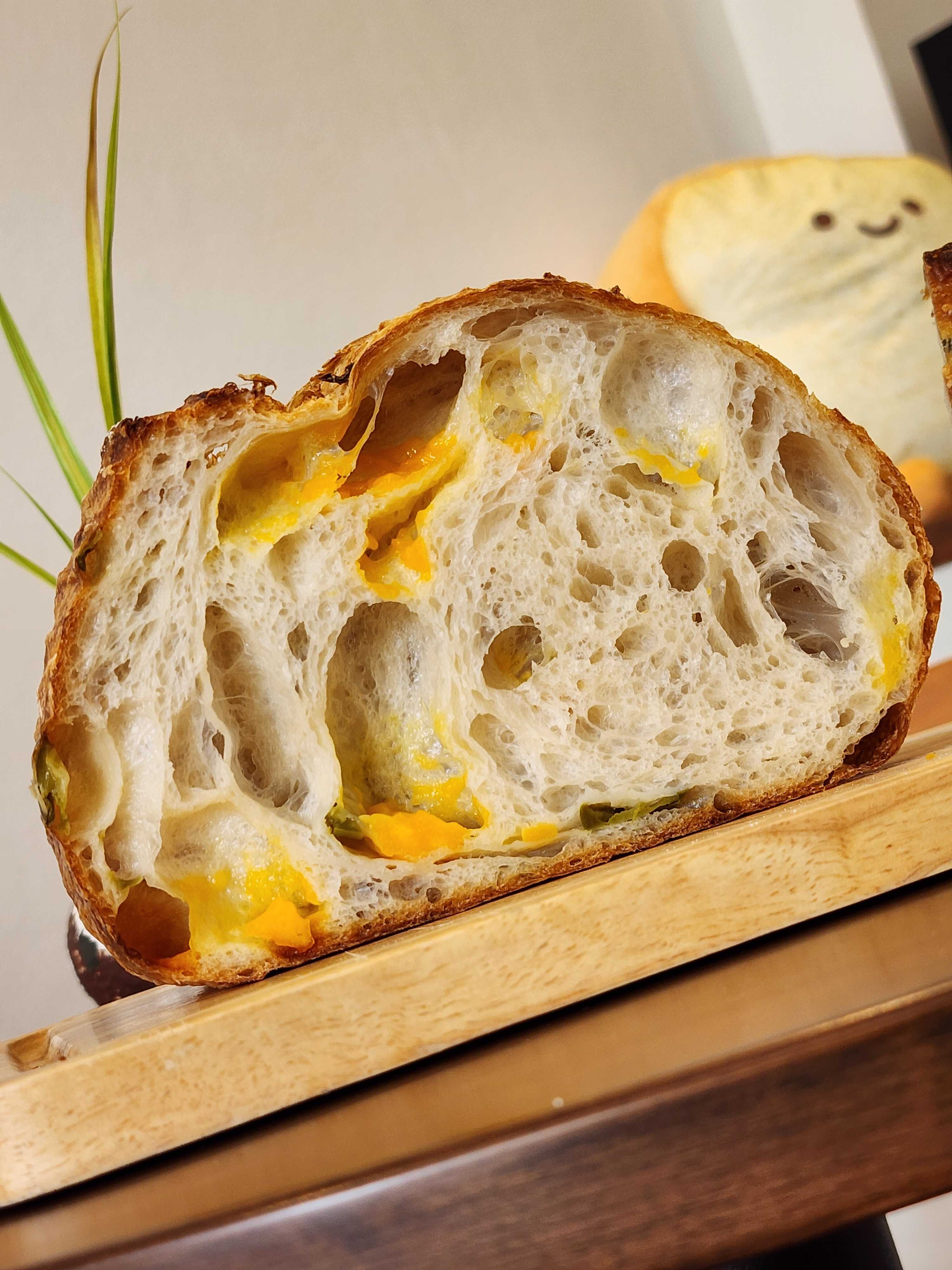 Cheddar and Jalapeno Sourdough - ขนมปังซาวร์โดเชดดาร์ชีสและพริกฮาลาพีโนดอง