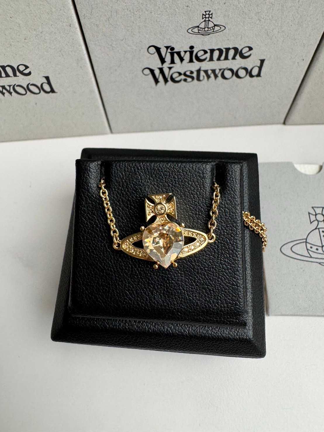 New Vivienne Westwood  สร้อยข้อมือเพชรรูปหัวใจอะไหล่ทอง  📌(ทักเชทก่อนสั่งซื้อ)​ 