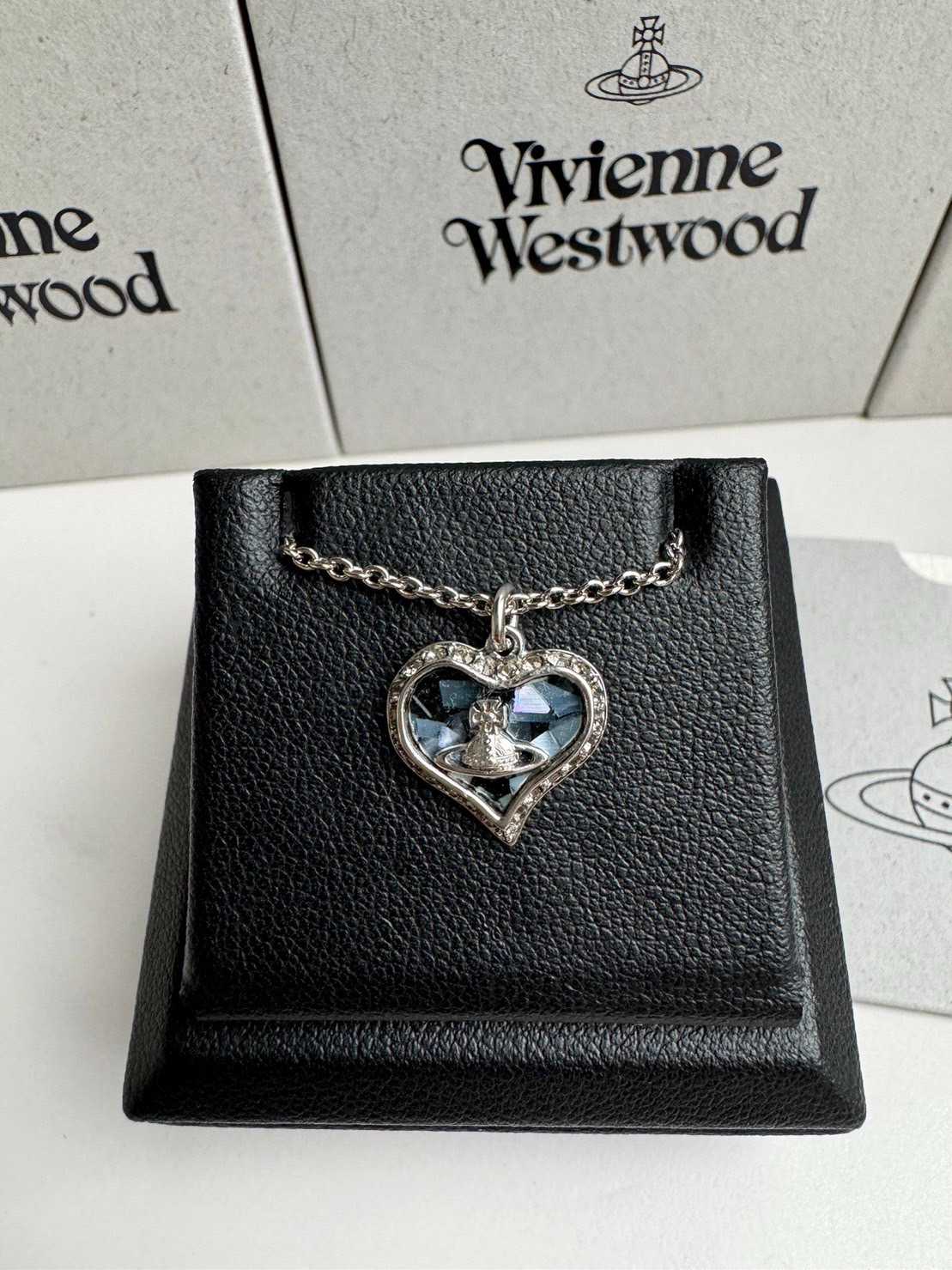 New Vivienne Westwood​ Necklace​  สร้อยคอรูปหัวใจ หน้ามุกสีฟ้าน้ำเงิน   เพชรขาว ตั้งแตาขายมาพึ่งเจอ!