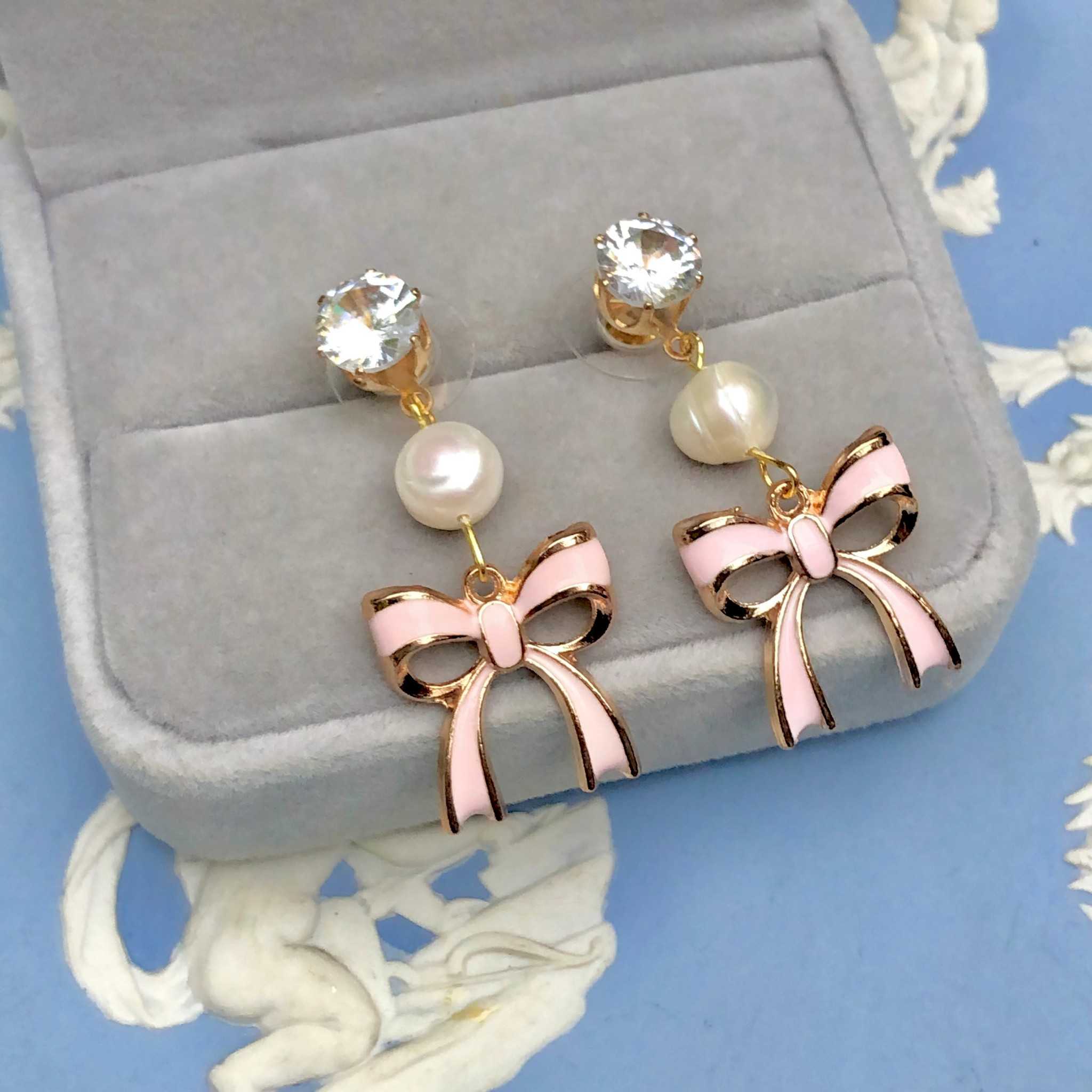 White #Pearl & Baby Pink Ribbon Earring, so sweet & Elegant 🎀🤍 ต่างหูมุกแท้ ห้อยจี้โบว์สีชมพูอ่อน