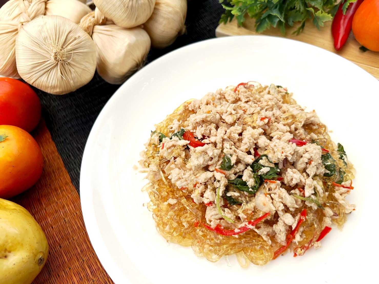 เส้นแก้วผัดกะเพราอกไก่