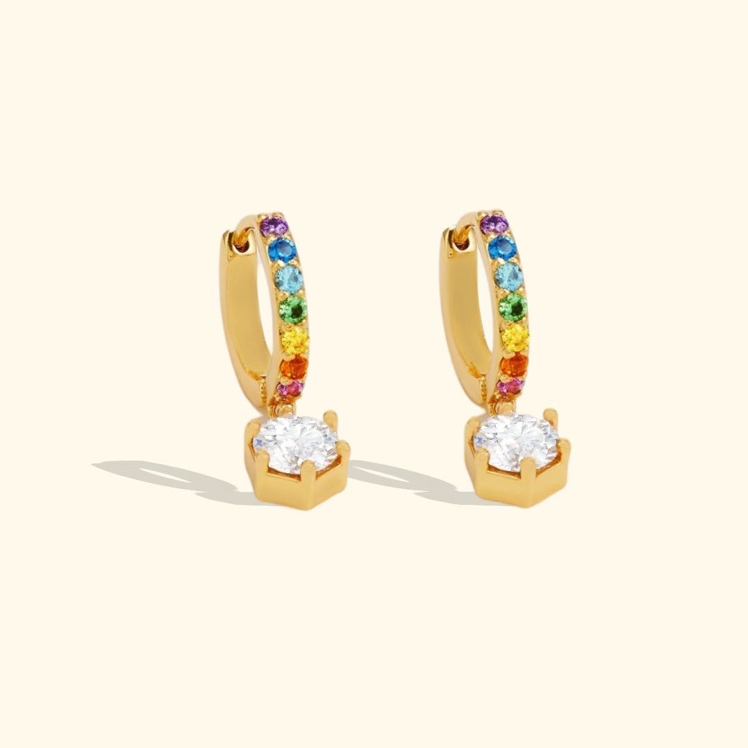 ต่างหูห่วงคริสตัลควินน์เรนโบว์ (Quin Rainbow Huggie Hoop Earrings)