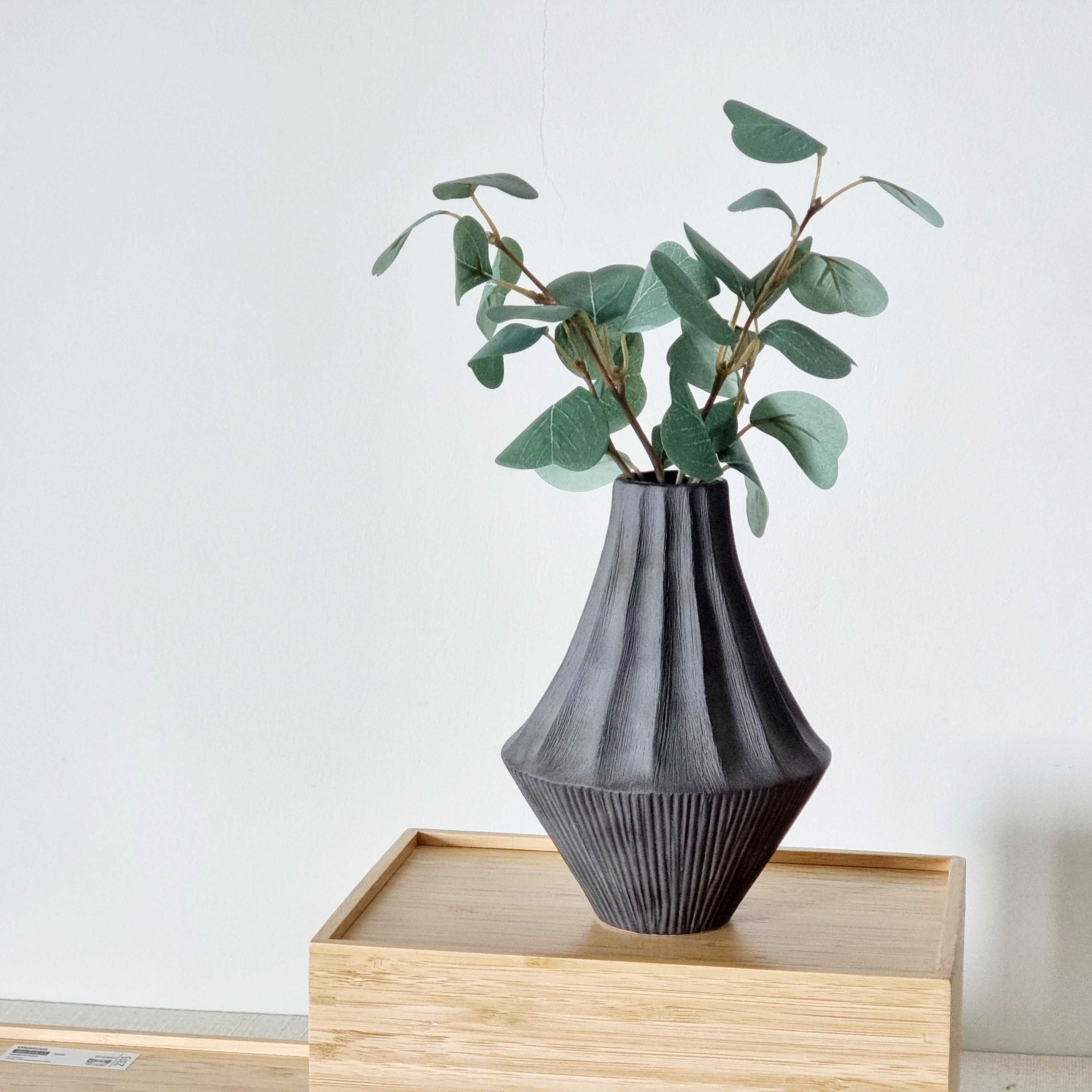 Black Vase: แจกันสีดำ