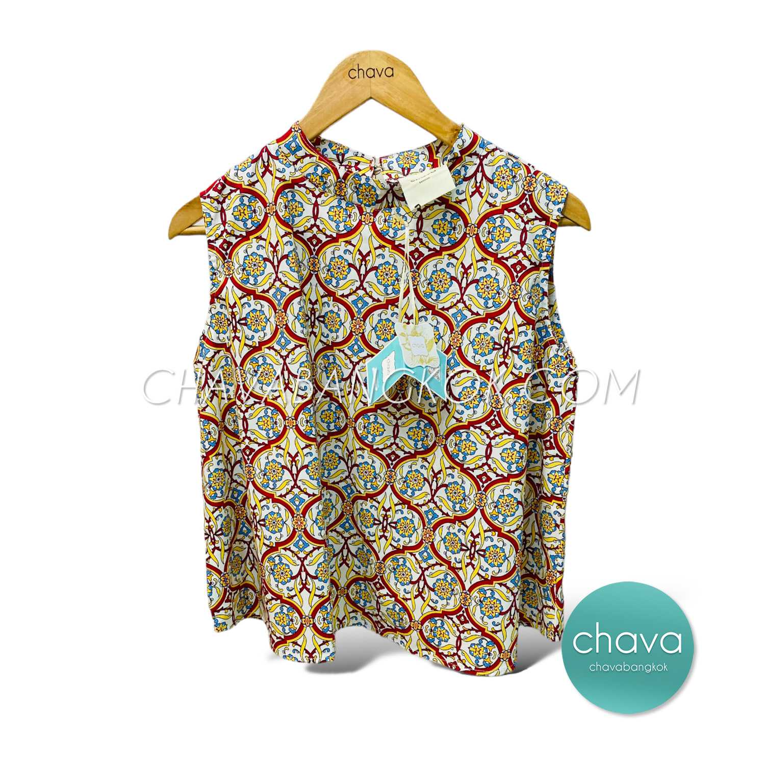 เสื้อ Blouse เสื้อ top  / ลายสีแดง คอกลม ผ้าคอตต้อน แขนกุด กระดุมหลัง กระเป๋า 2 ข้าง