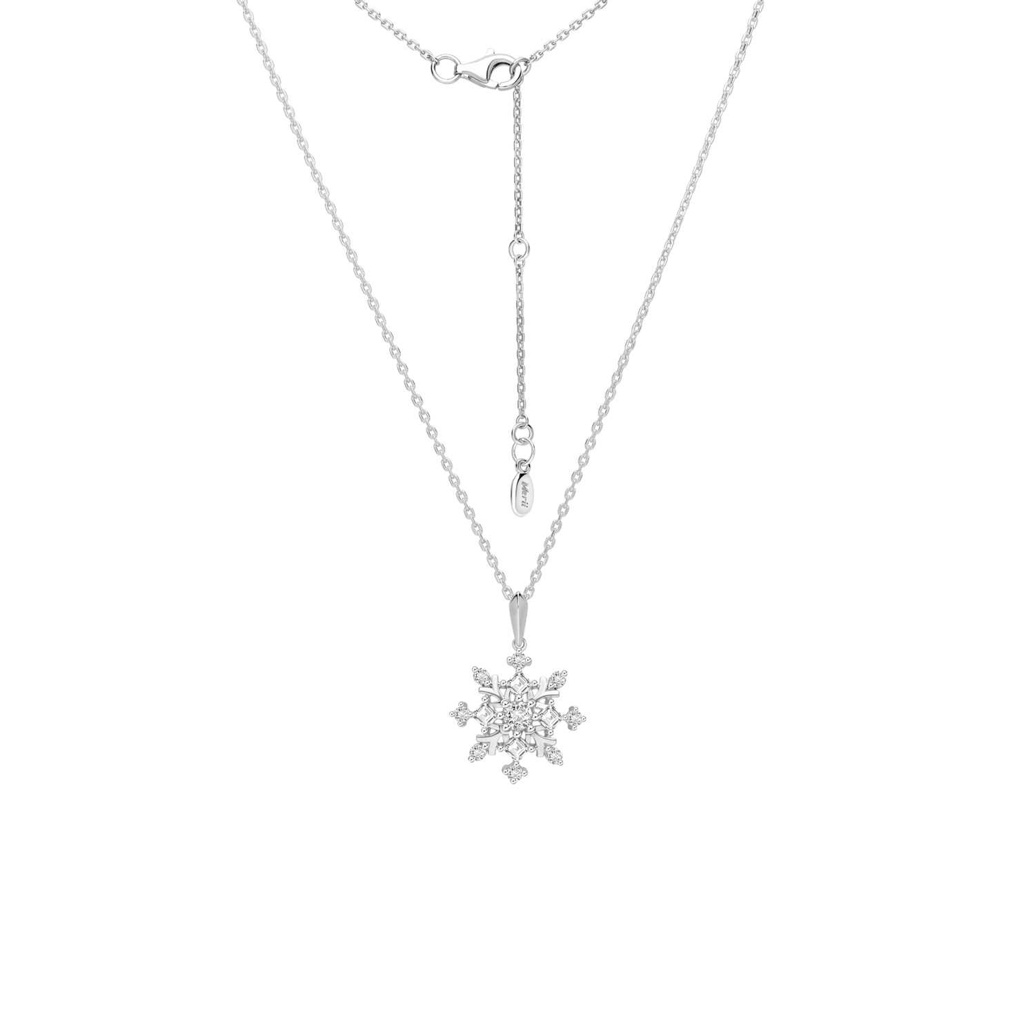 SNOWFLAKES: สร้อยคอพร้อมจี้เงินชุบโรเดียมประดับ CZ ทรงเหลี่ยม ดีไซน์ดาวหิมะ ยาว 16 นิ้ว