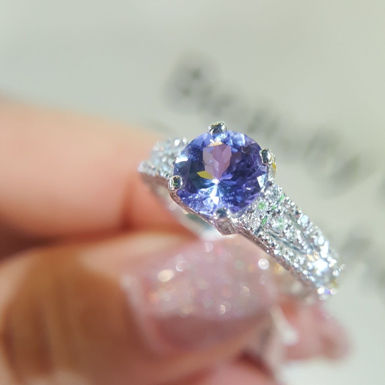 แหวนพลอยแทนซาไนท์ 1.07 ct ประดับเพชรแท้