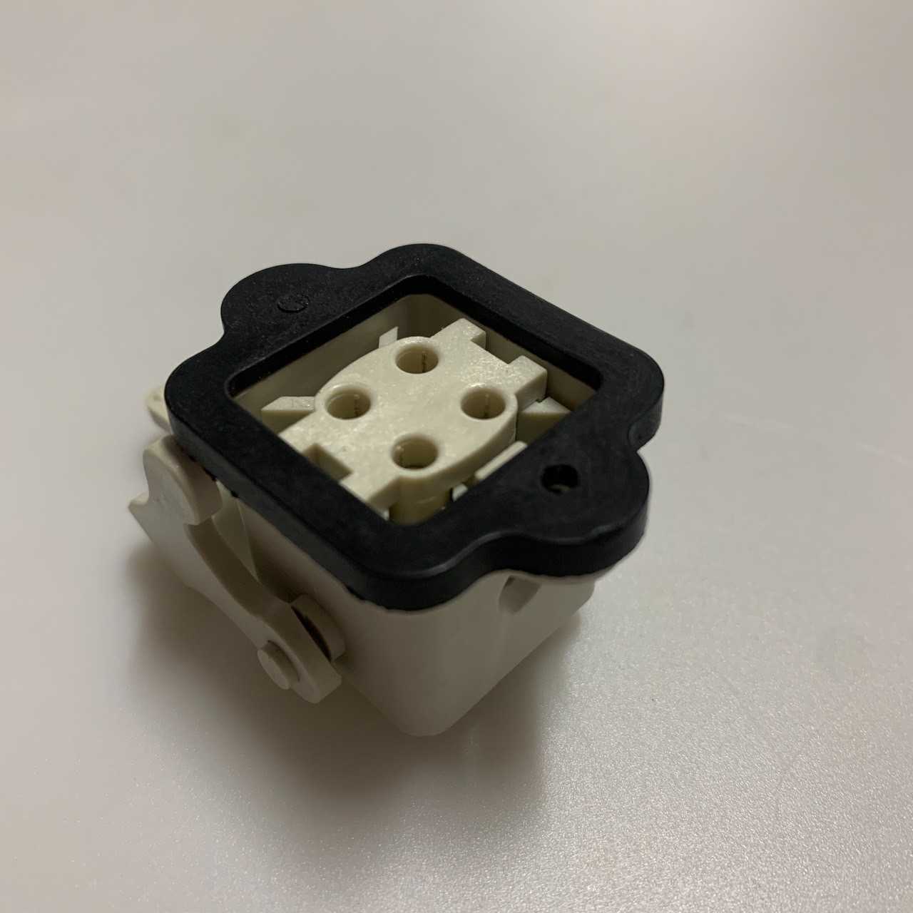 IGOS4  4-polo straight socket of  (3007003/29)-AA