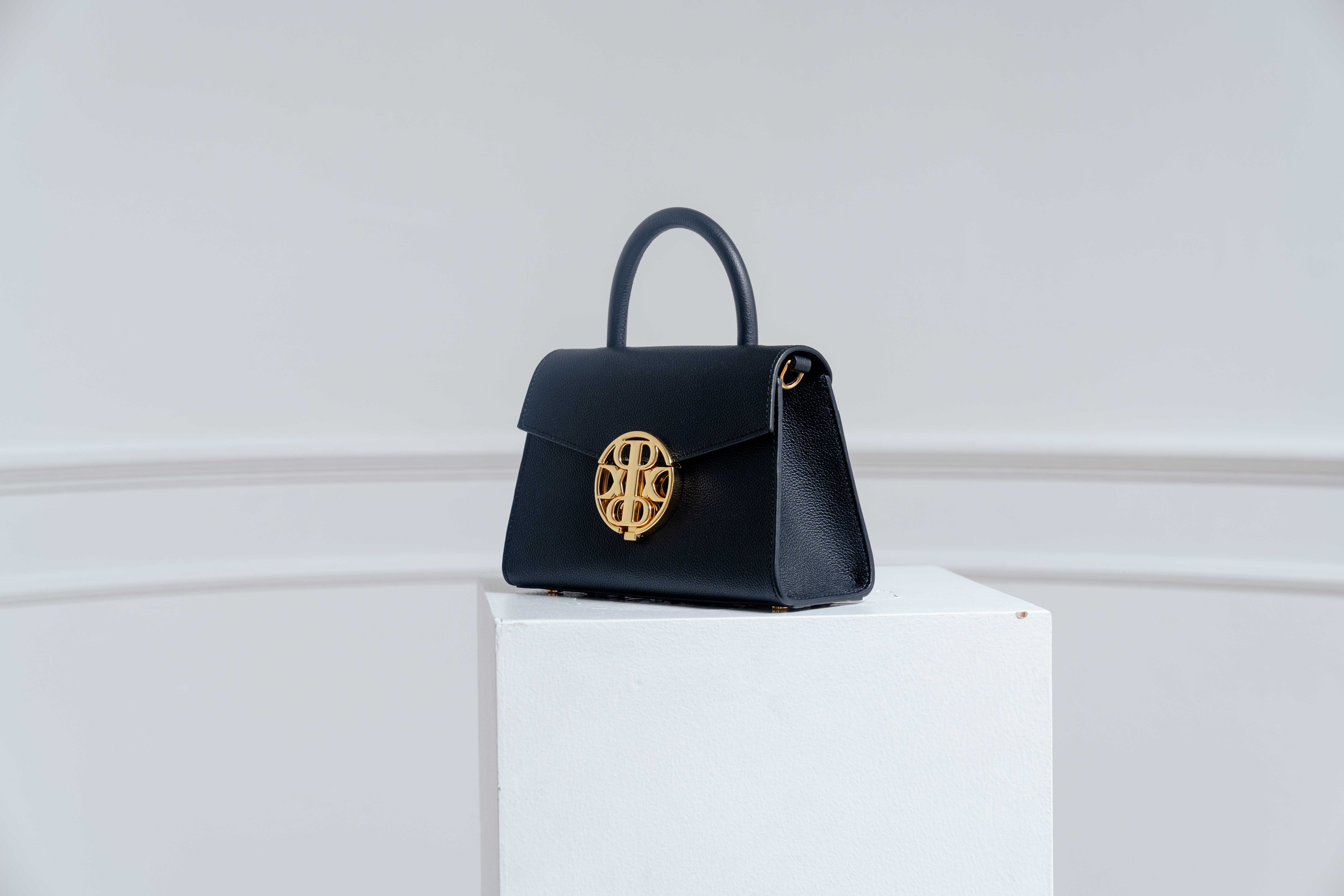 Miss REINA || Black