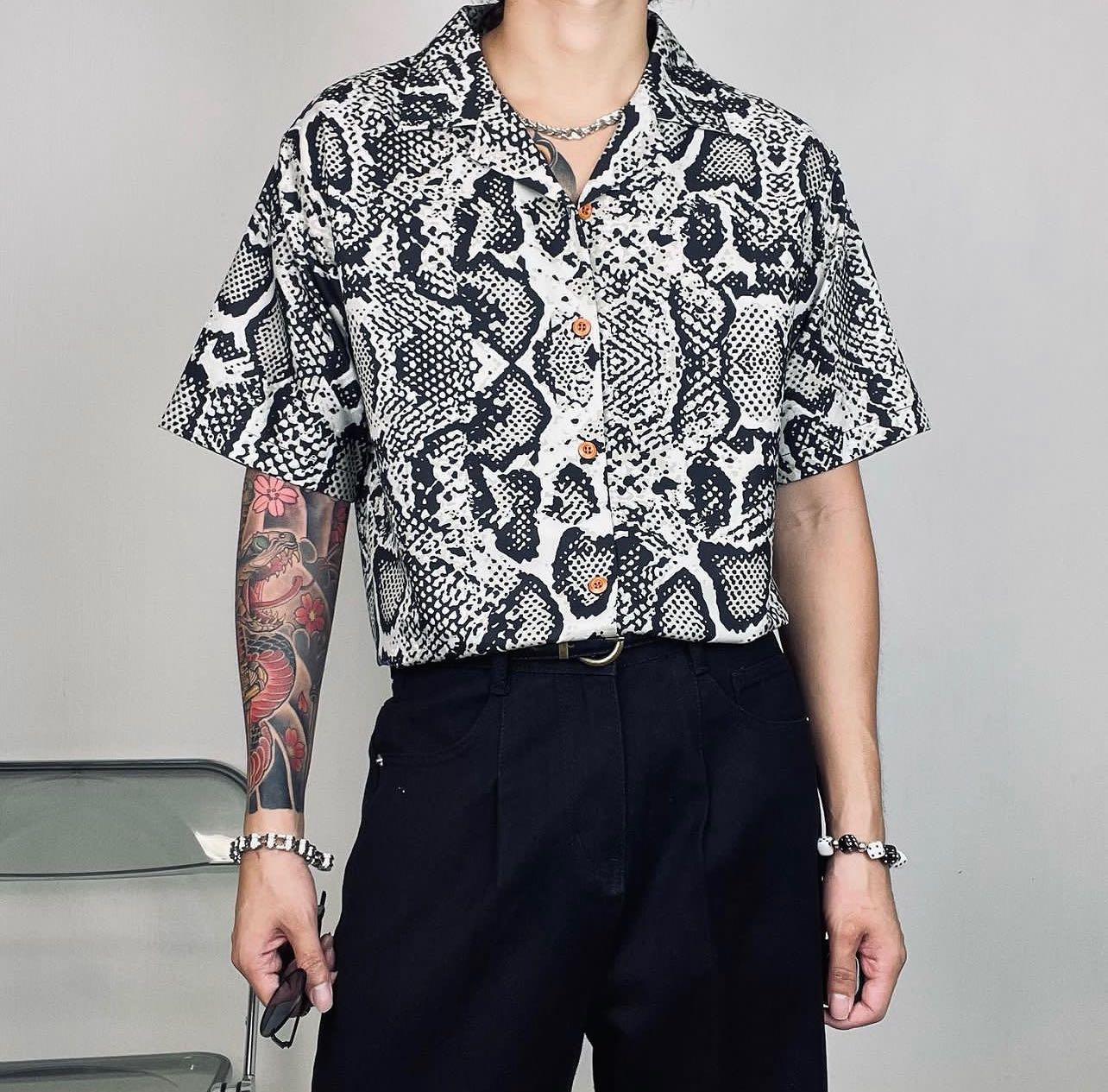 เสื้อฮาวายลาย Sneak 