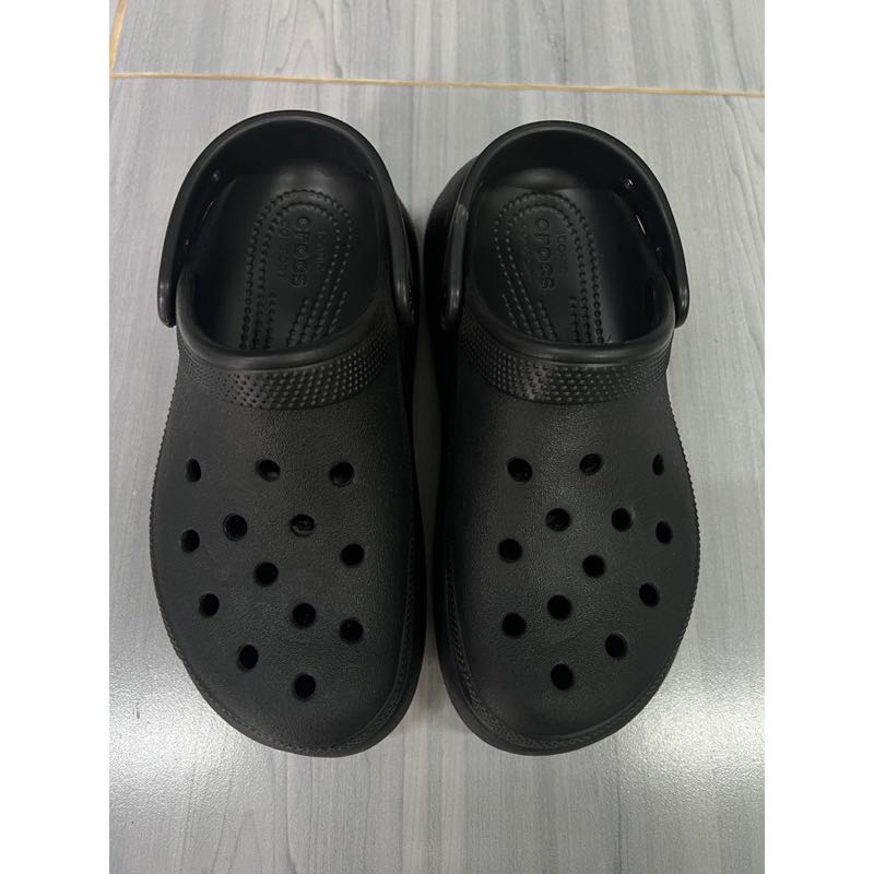Crocs Classic Crush clog สีดำ W6 (used like new)
