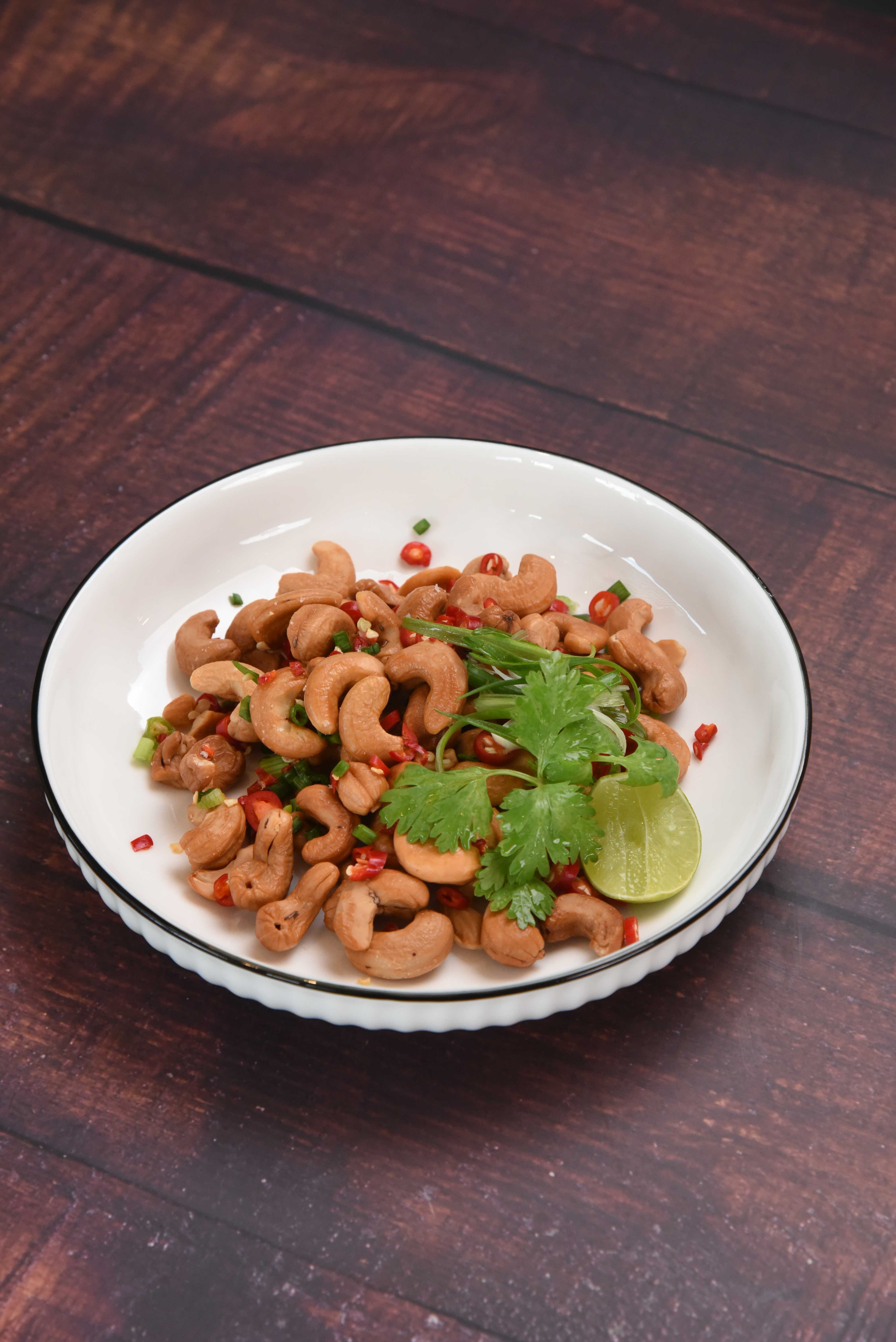 ยำเม็ดมะม่วงหิมะพานต์
